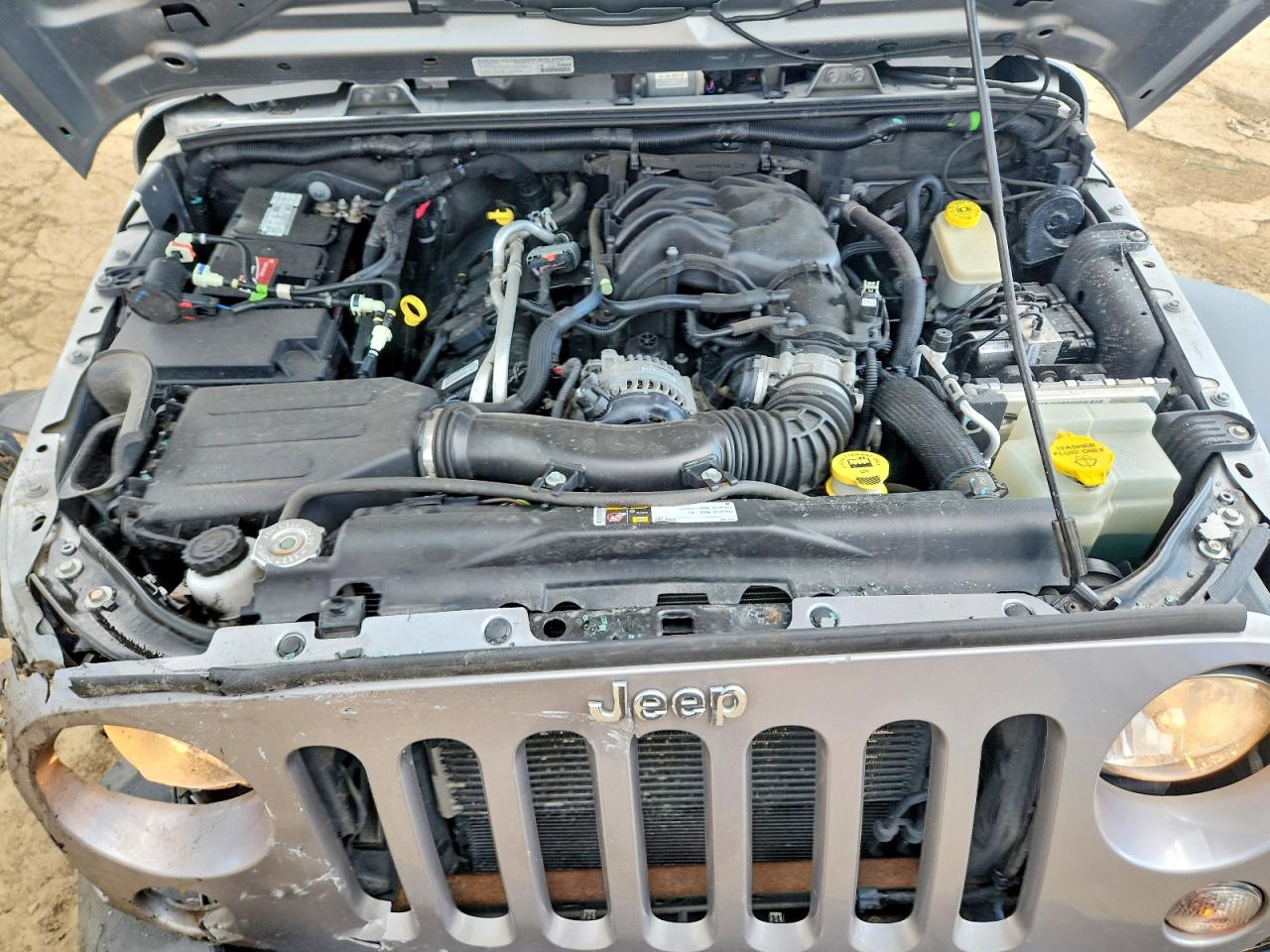 2014 Jeep Wrangler Unlimited Sport Silver vin: 1C4BJWDG0EL250151