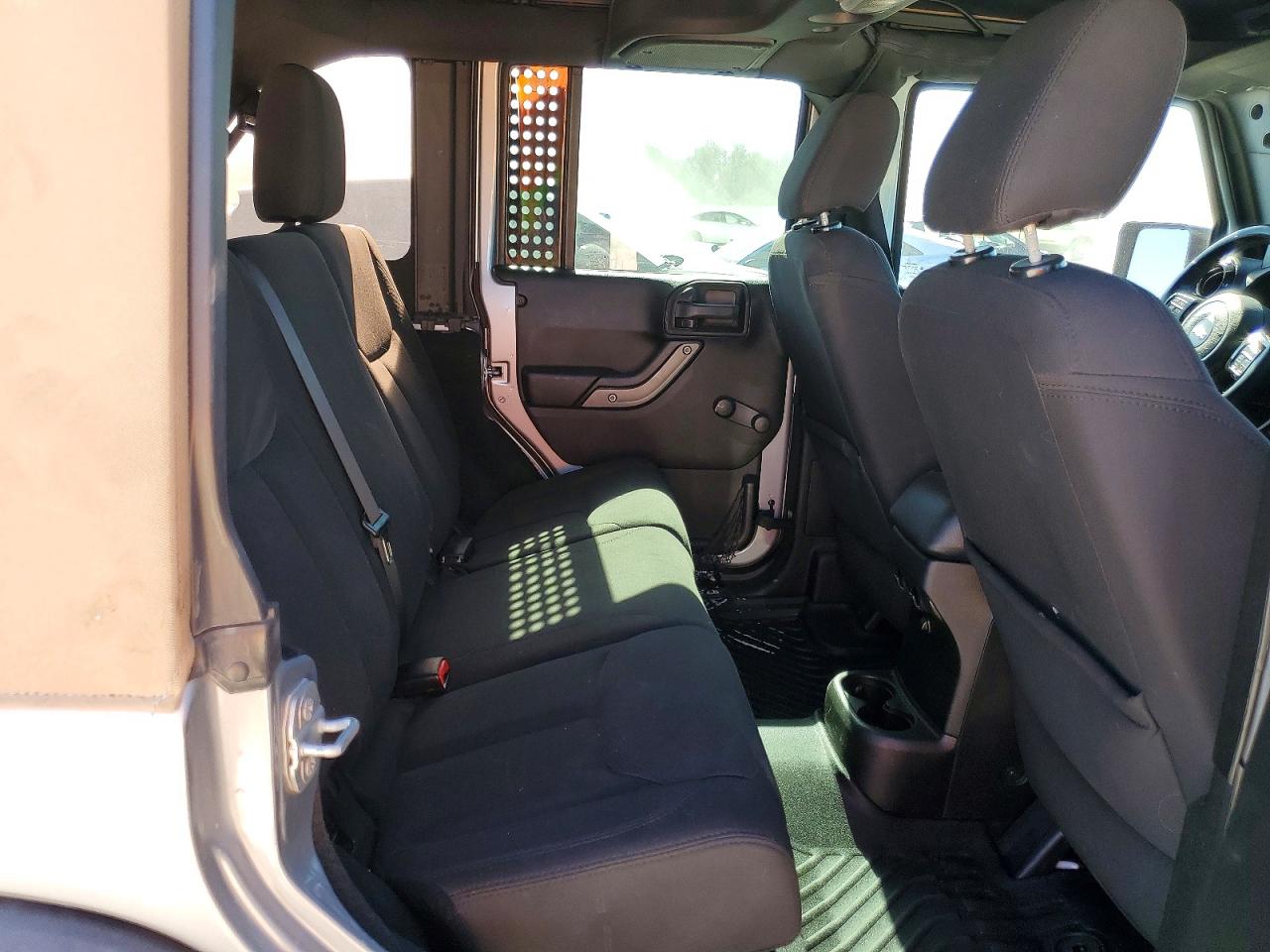 2015 Jeep Wrangler Unlimited Sport Silver vin: 1C4BJWDG0FL540830