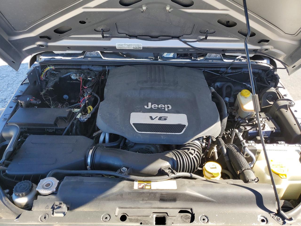 2015 Jeep Wrangler Unlimited Sport Silver vin: 1C4BJWDG0FL540830