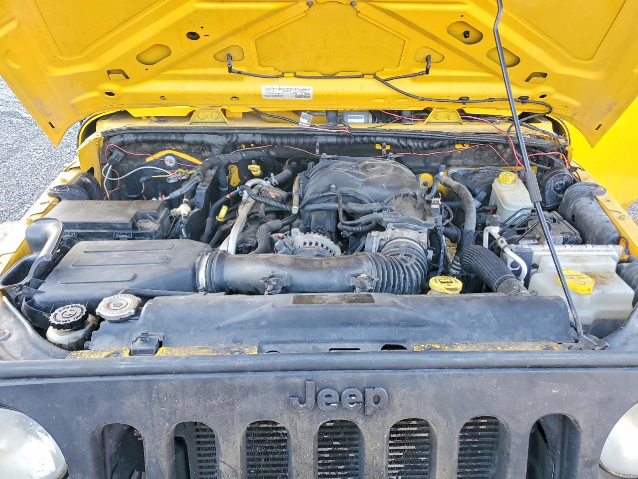 2015 Jeep Wrangler Unlimited Sport Yellow vin: 1C4BJWDG0FL553321