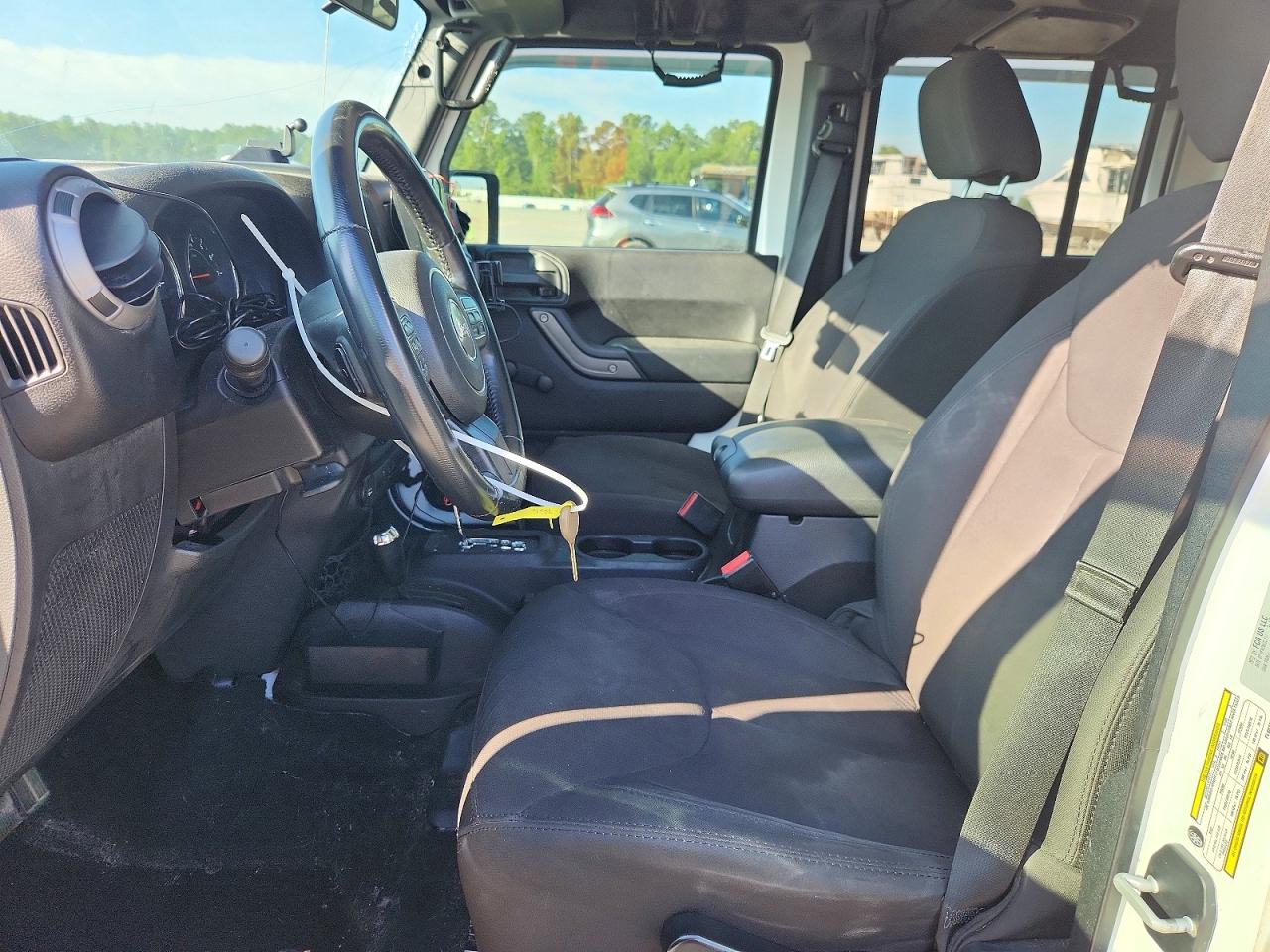 2015 Jeep Wranger White vin: 1C4BJWDG0FL663124