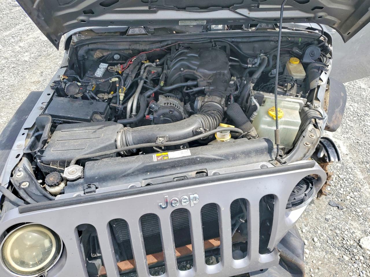2013 Jeep Wrangler Unlimited Sport Silver vin: 1C4BJWDG1DL673674