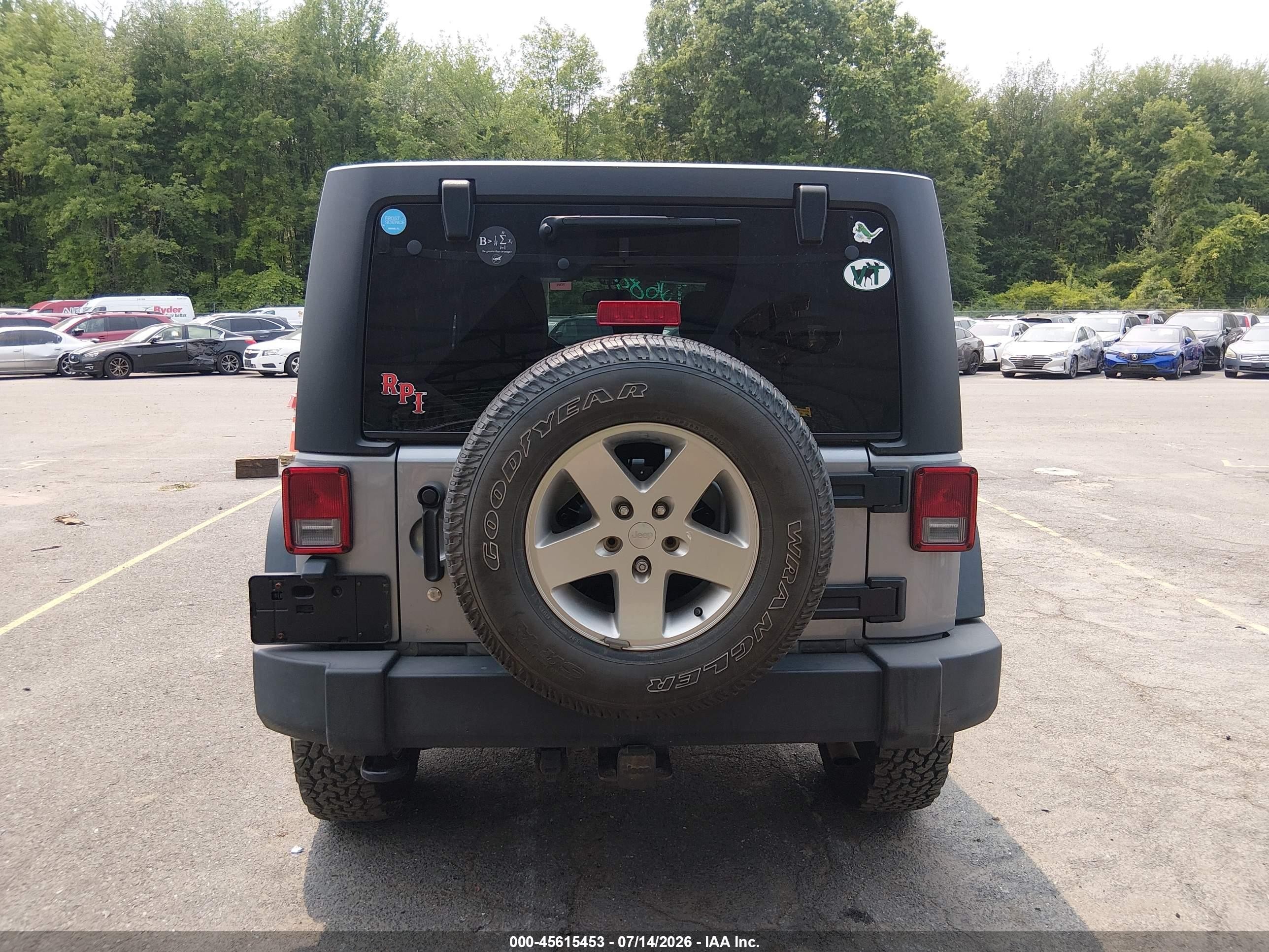 2013 Jeep Wrangler Unlimited Sport Silver vin: 1C4BJWDG1DL701604