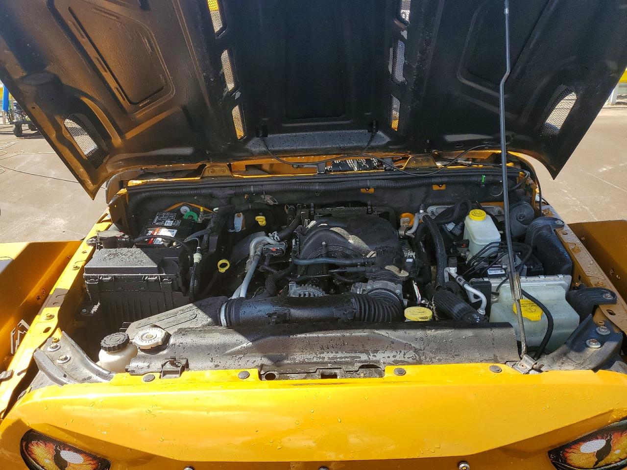 2014 Jeep Wrangler Unlimited Sport Gold vin: 1C4BJWDG1EL276774