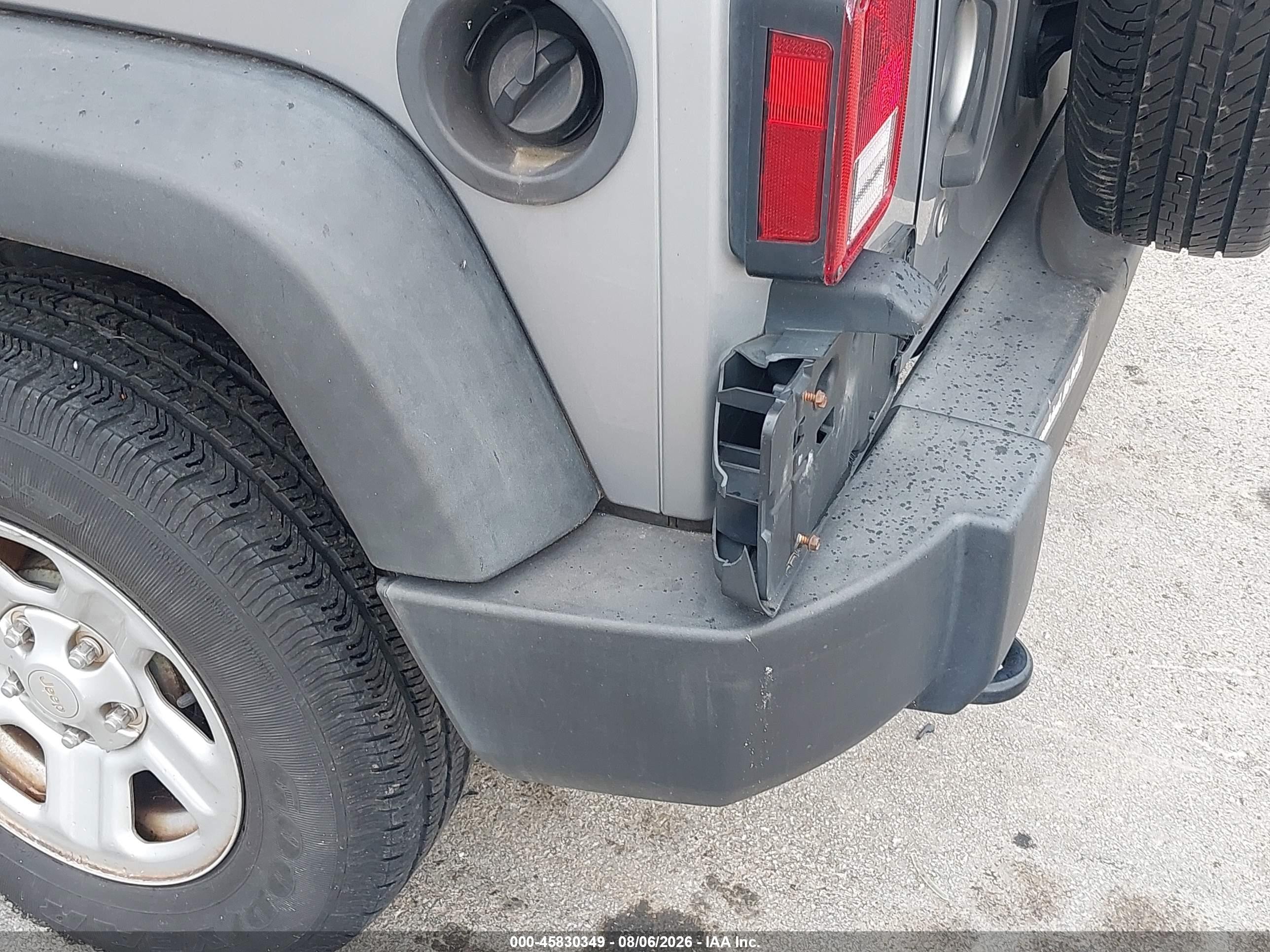 2015 Jeep Wrangler Unlimited Sport Silver vin: 1C4BJWDG1FL760963