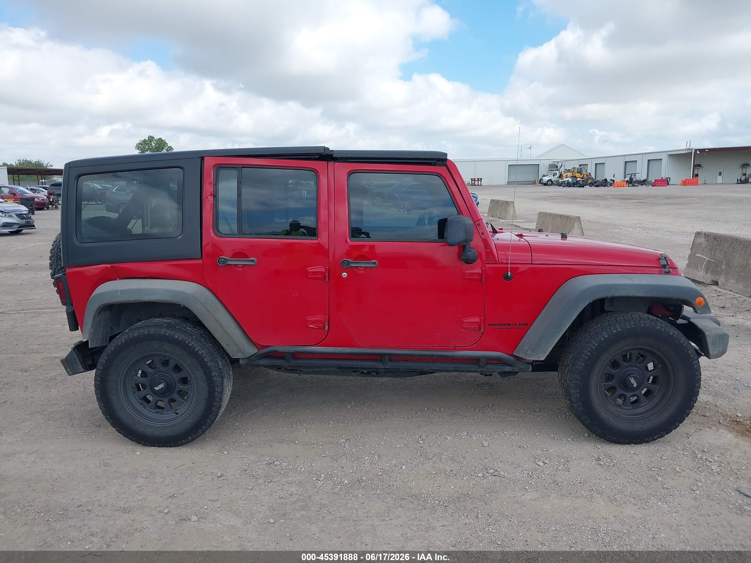 2013 Jeep Wrangler Unlimited Sport Red vin: 1C4BJWDG2DL688684
