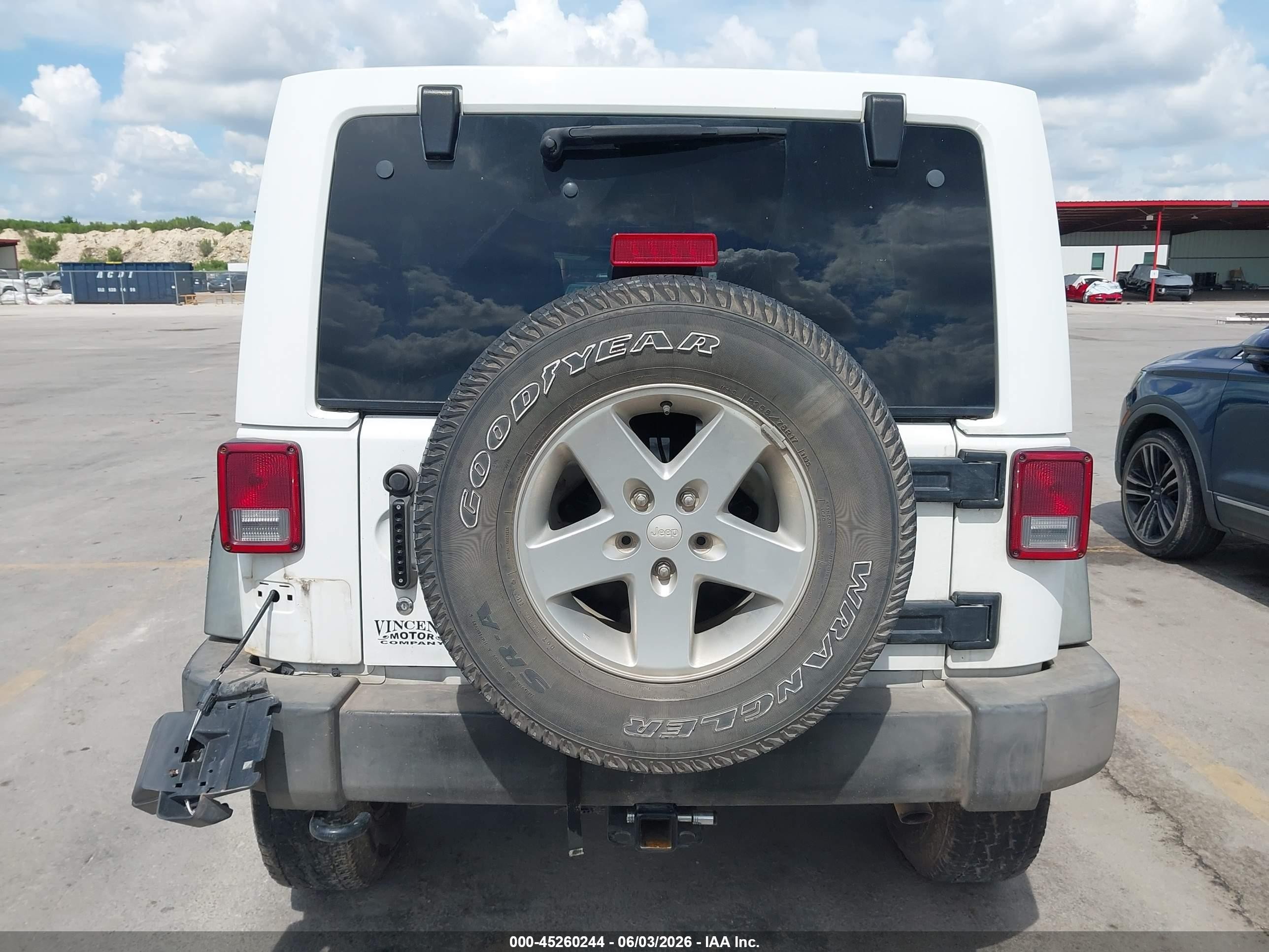 2014 Jeep Wrangler Unlimited Sport White vin: 1C4BJWDG2EL126835