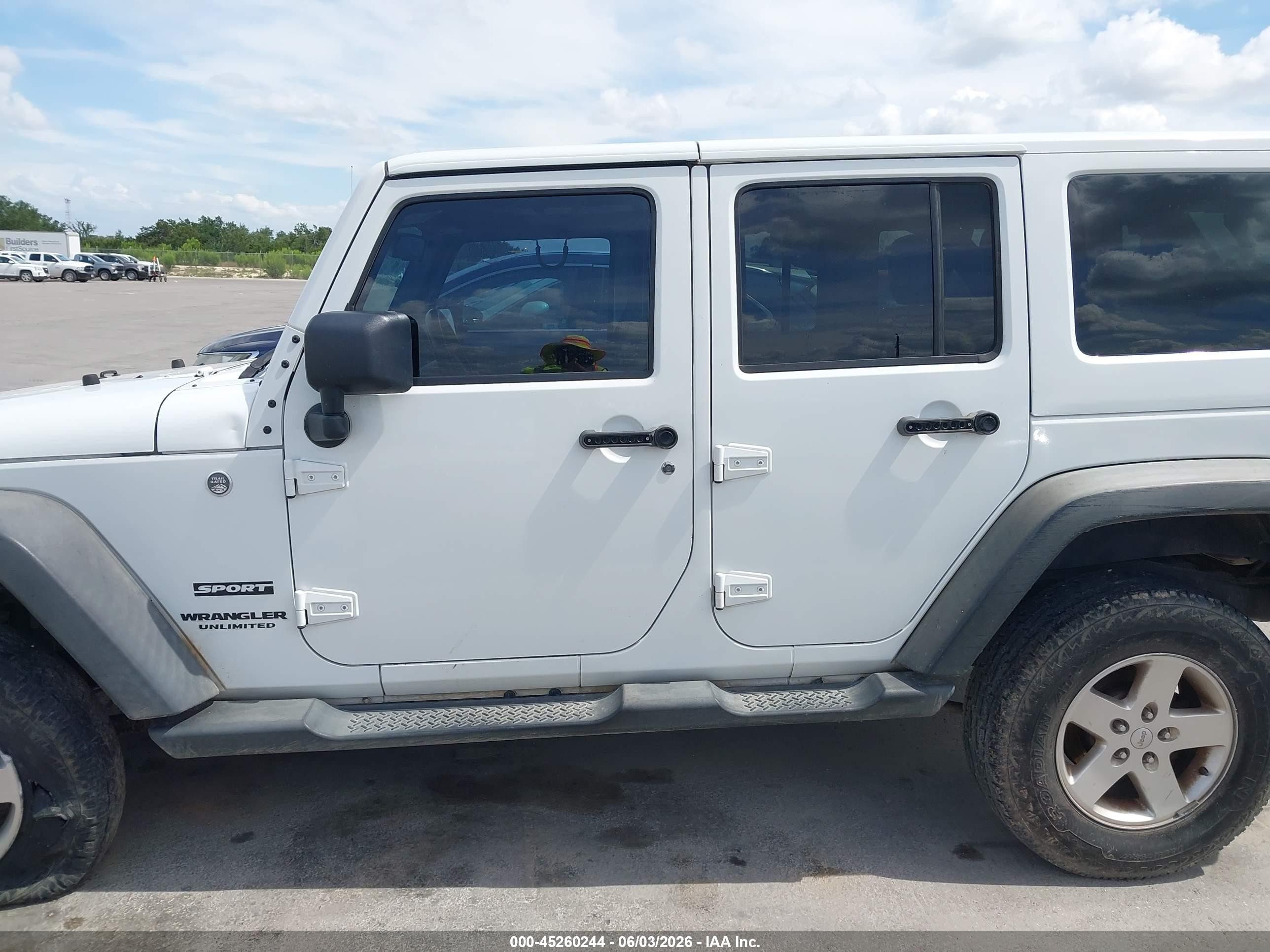 2014 Jeep Wrangler Unlimited Sport White vin: 1C4BJWDG2EL126835