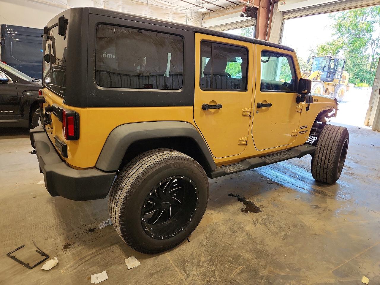 2014 Jeep Wrangler Unlimited Sport Yellow vin: 1C4BJWDG2EL139293