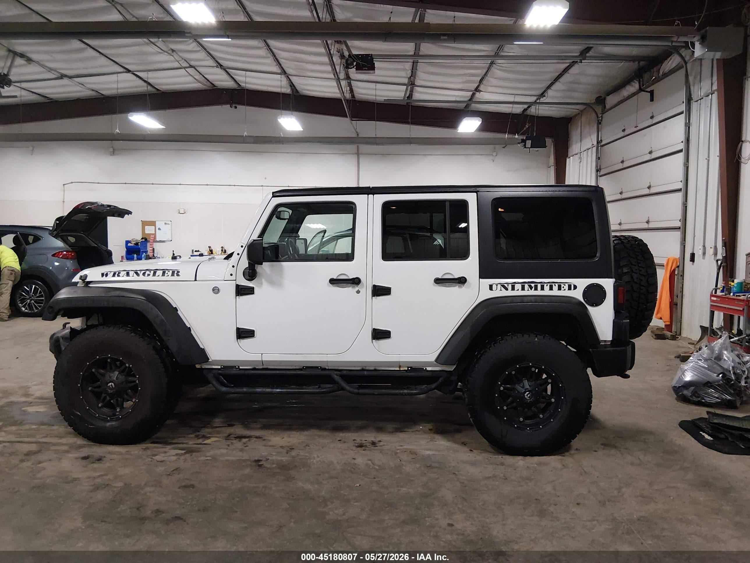 2014 Jeep Wrangler Unlimited Sport White vin: 1C4BJWDG2EL170995