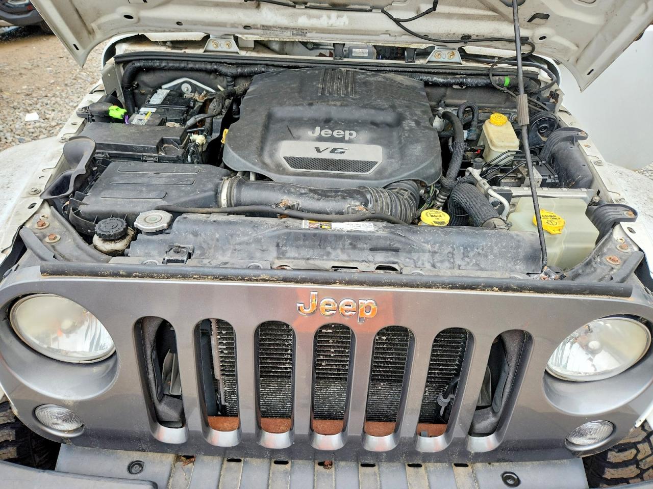 2014 Jeep Wrangler Unlimited Sport White vin: 1C4BJWDG2EL224831