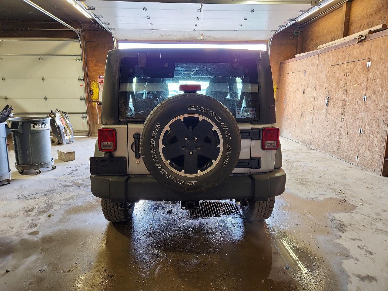 2015 Jeep Wrangler Unlimited Sport Silver vin: 1C4BJWDG2FL716566