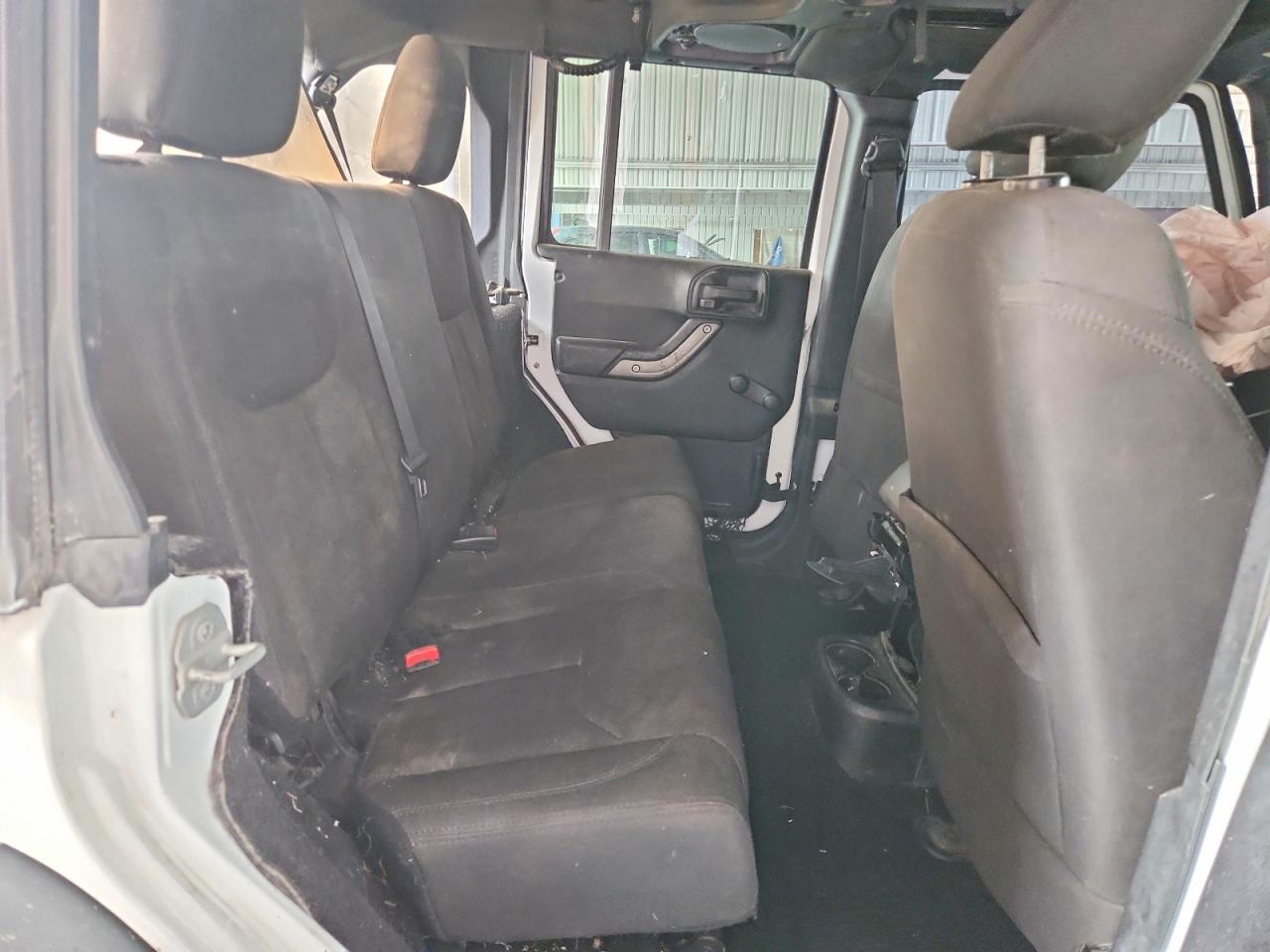 2015 Jeep Wrangler Unlimited Sport White vin: 1C4BJWDG2FL721122