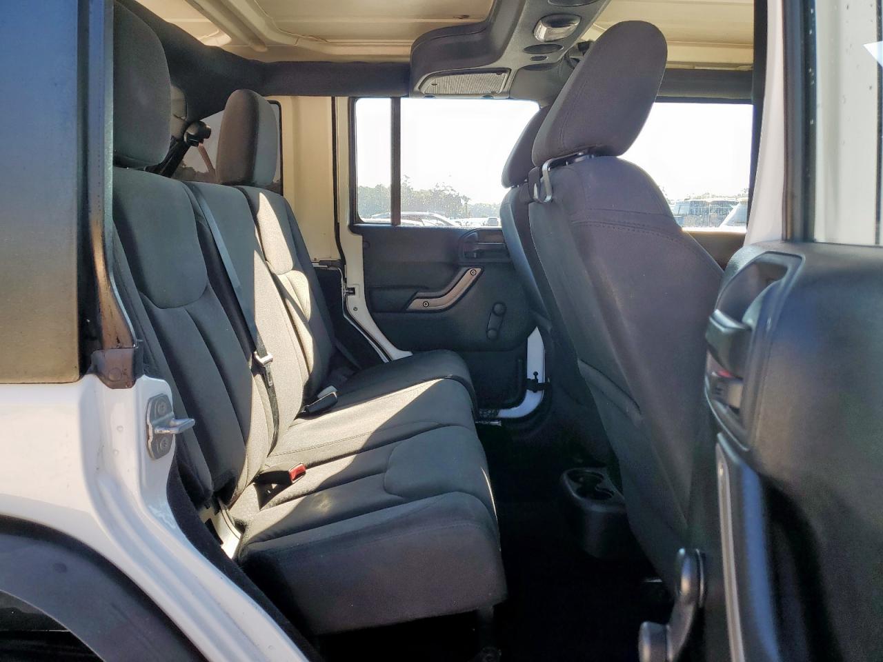 2015 Jeep Wrangler Unlimited Sport White vin: 1C4BJWDG2FL723078