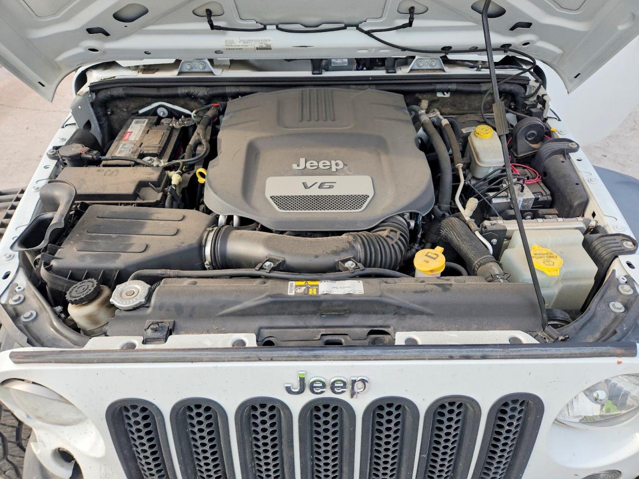 2015 Jeep Wrangler Unlimited Sport White vin: 1C4BJWDG2FL751074