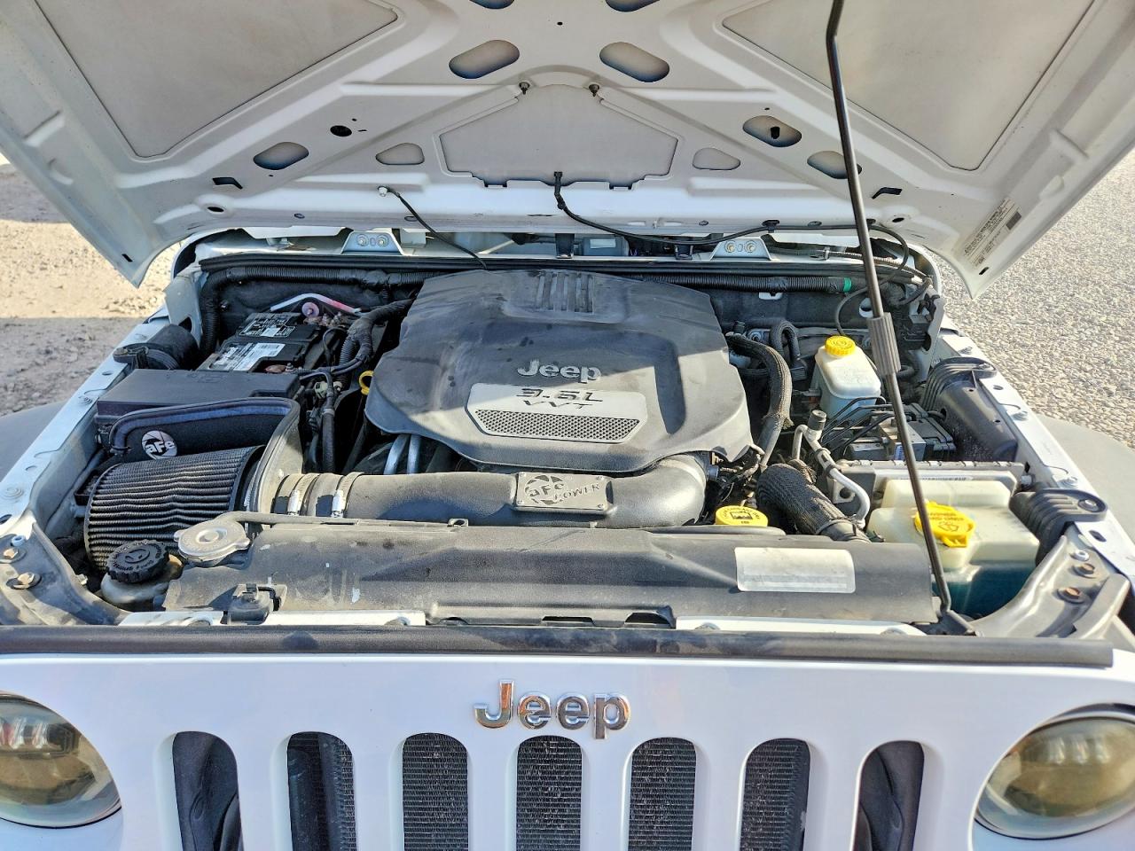 2012 Jeep Wrangler Unlimited Sport White vin: 1C4BJWDG3CL160196