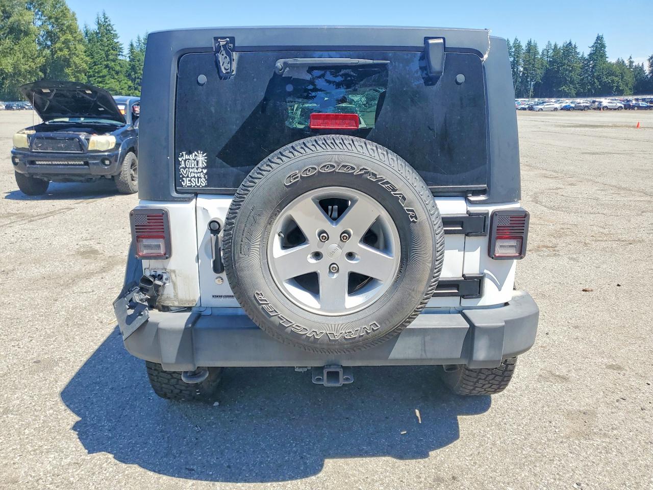 2012 Jeep Wrangler Unlimited Sport White vin: 1C4BJWDG3CL208487