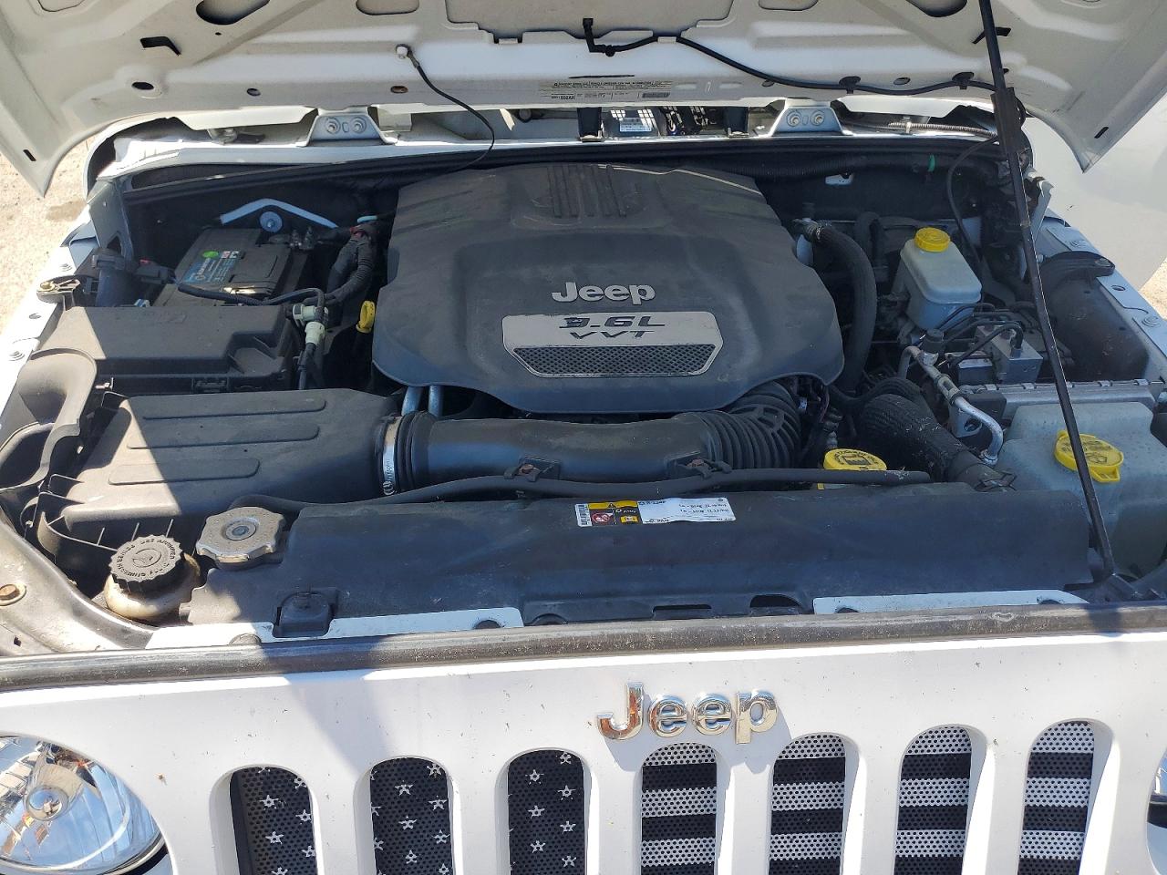 2012 Jeep Wrangler Unlimited Sport White vin: 1C4BJWDG3CL208487