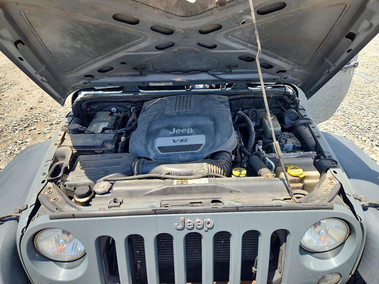2014 Jeep Wrangler Unlimited Sport Gray vin: 1C4BJWDG3EL163389