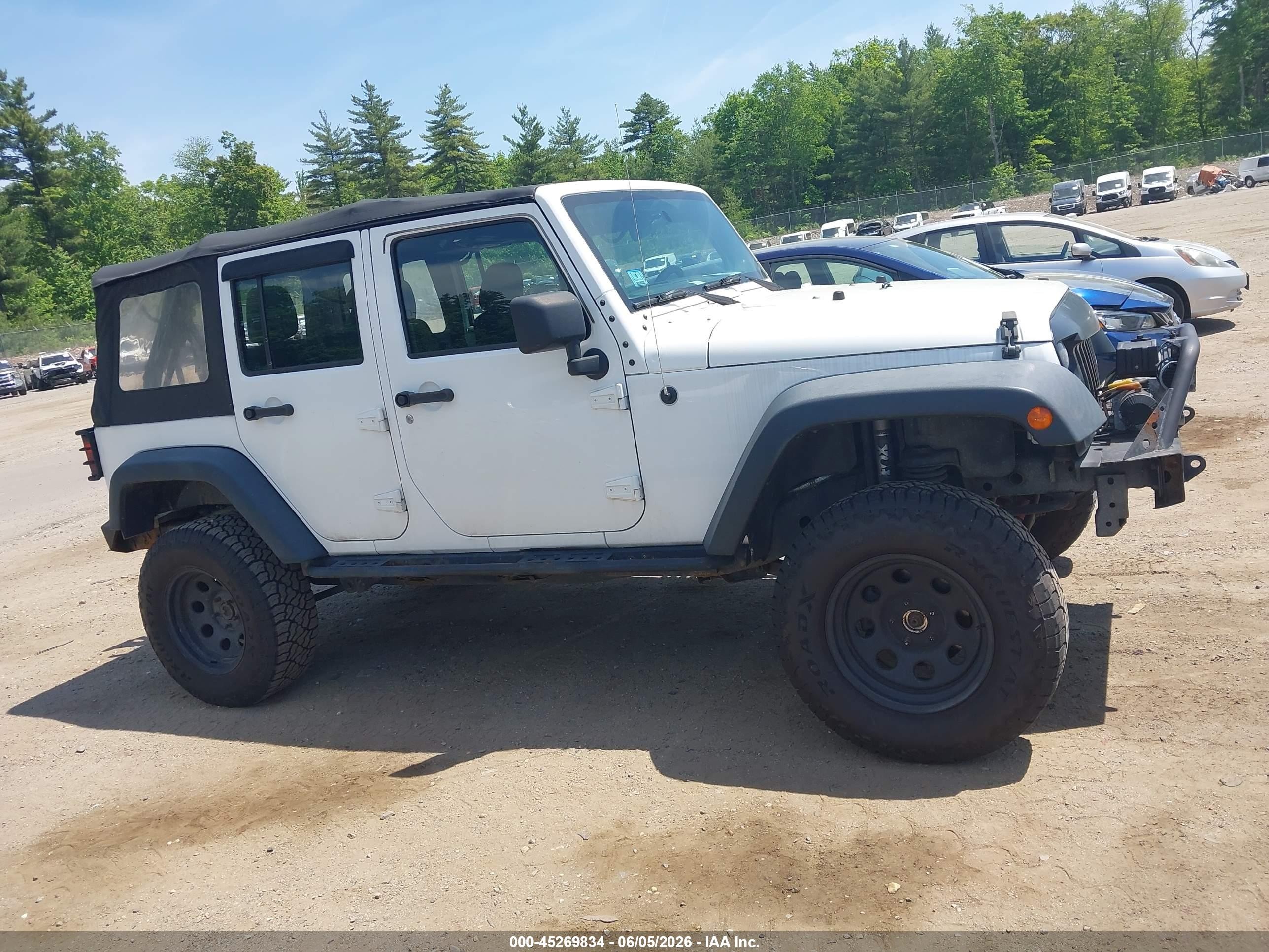 2014 Jeep Wrangler Unlimited Sport White vin: 1C4BJWDG3EL306101