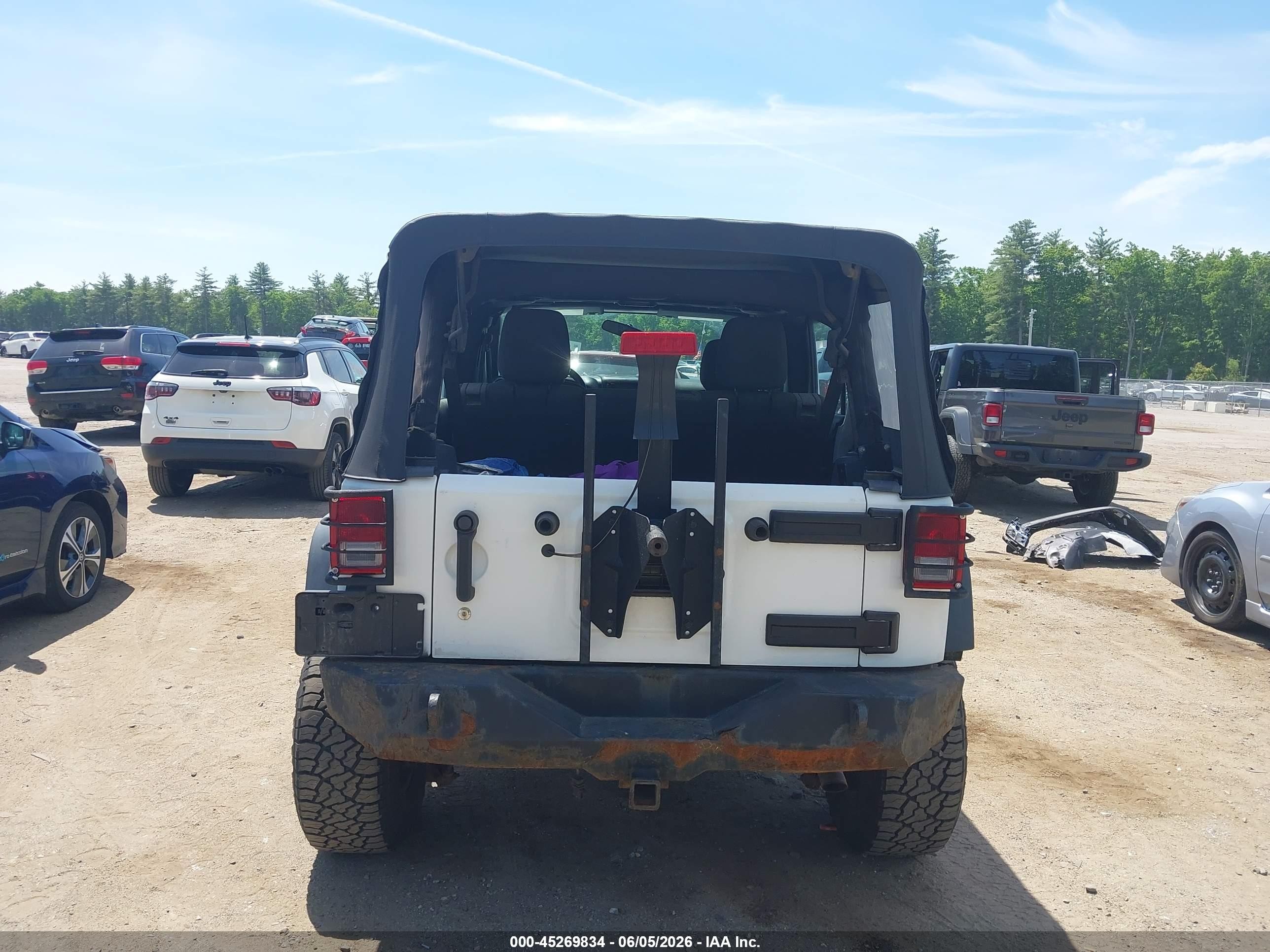 2014 Jeep Wrangler Unlimited Sport White vin: 1C4BJWDG3EL306101