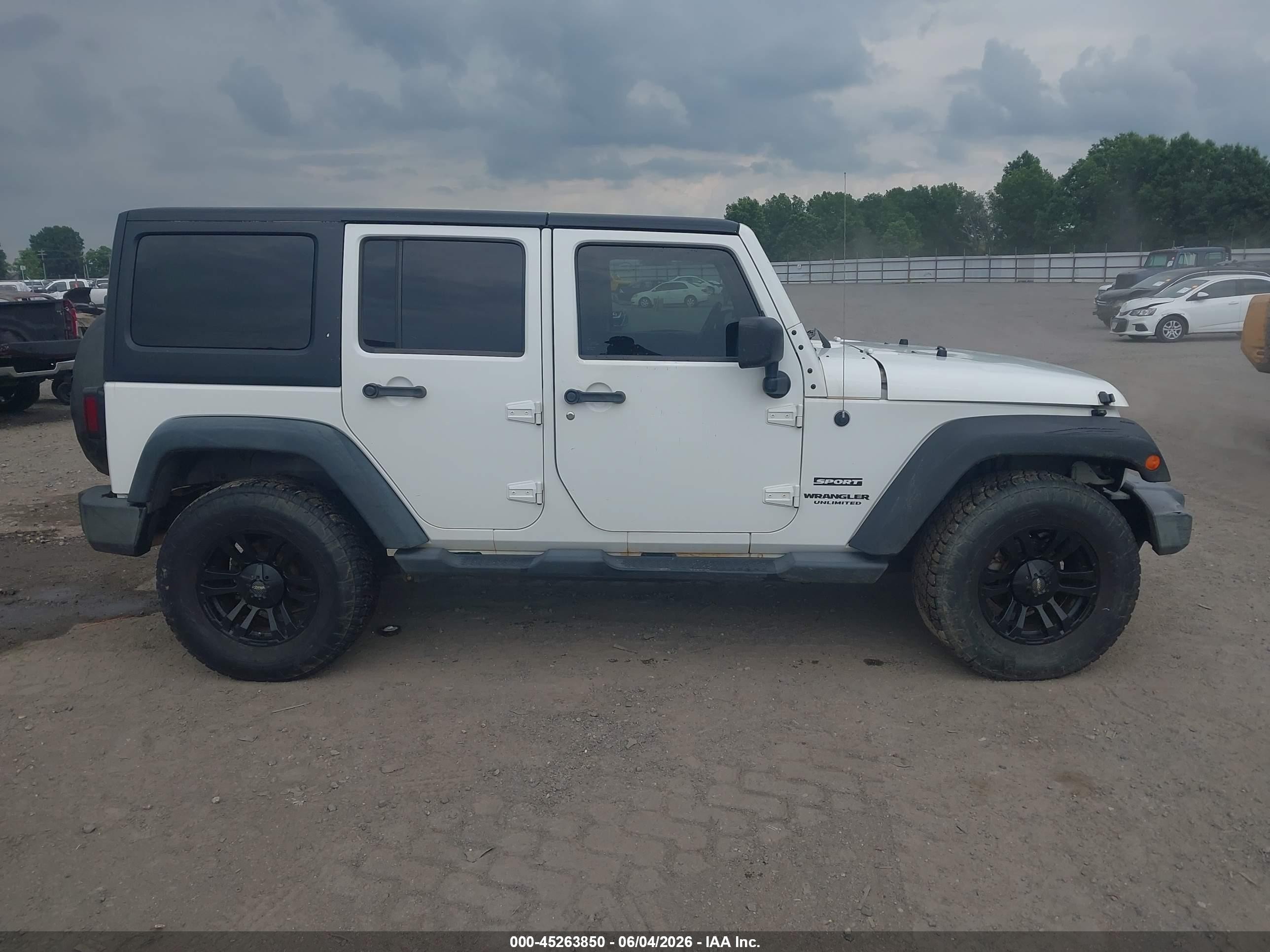 2013 Jeep Wrangler Unlimited Sport White vin: 1C4BJWDG4DL505527