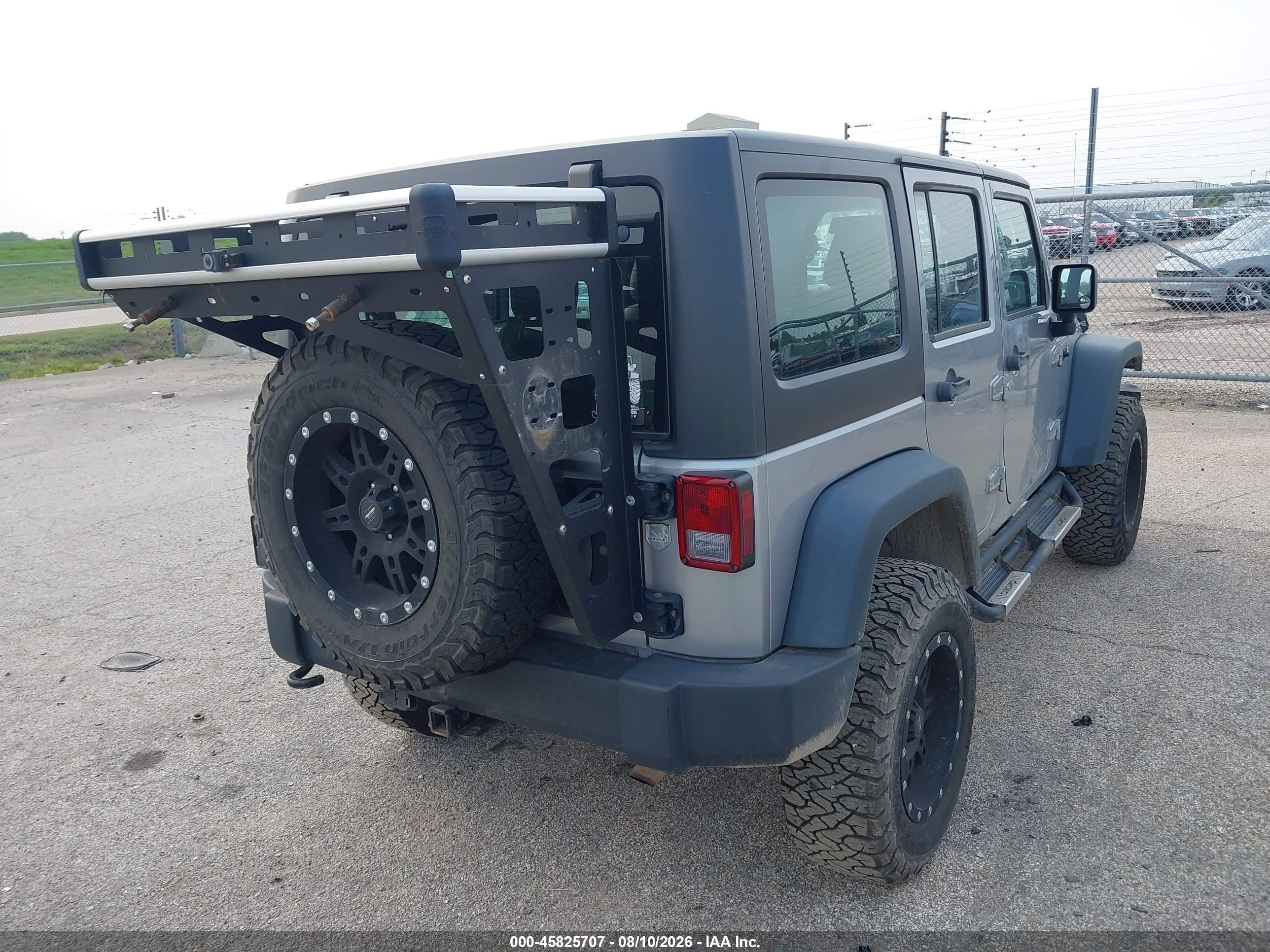 2014 Jeep Wrangler Unlimited Sport Silver vin: 1C4BJWDG4EL112001