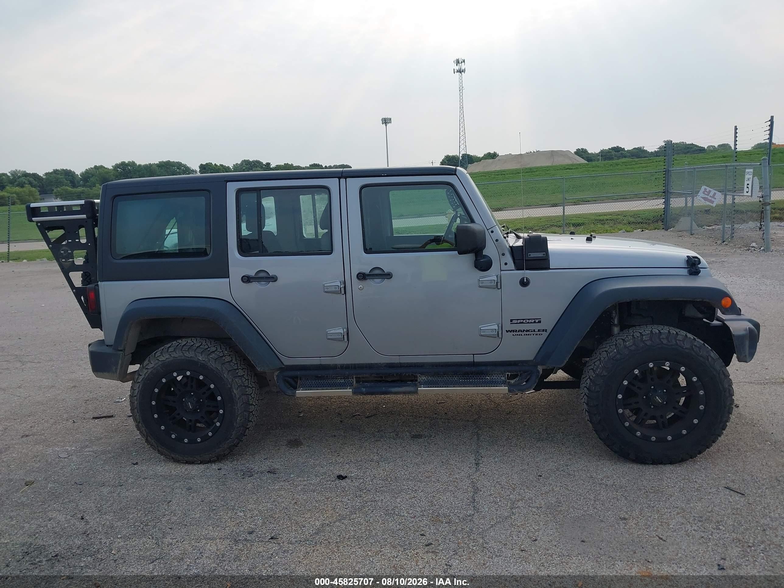 2014 Jeep Wrangler Unlimited Sport Silver vin: 1C4BJWDG4EL112001