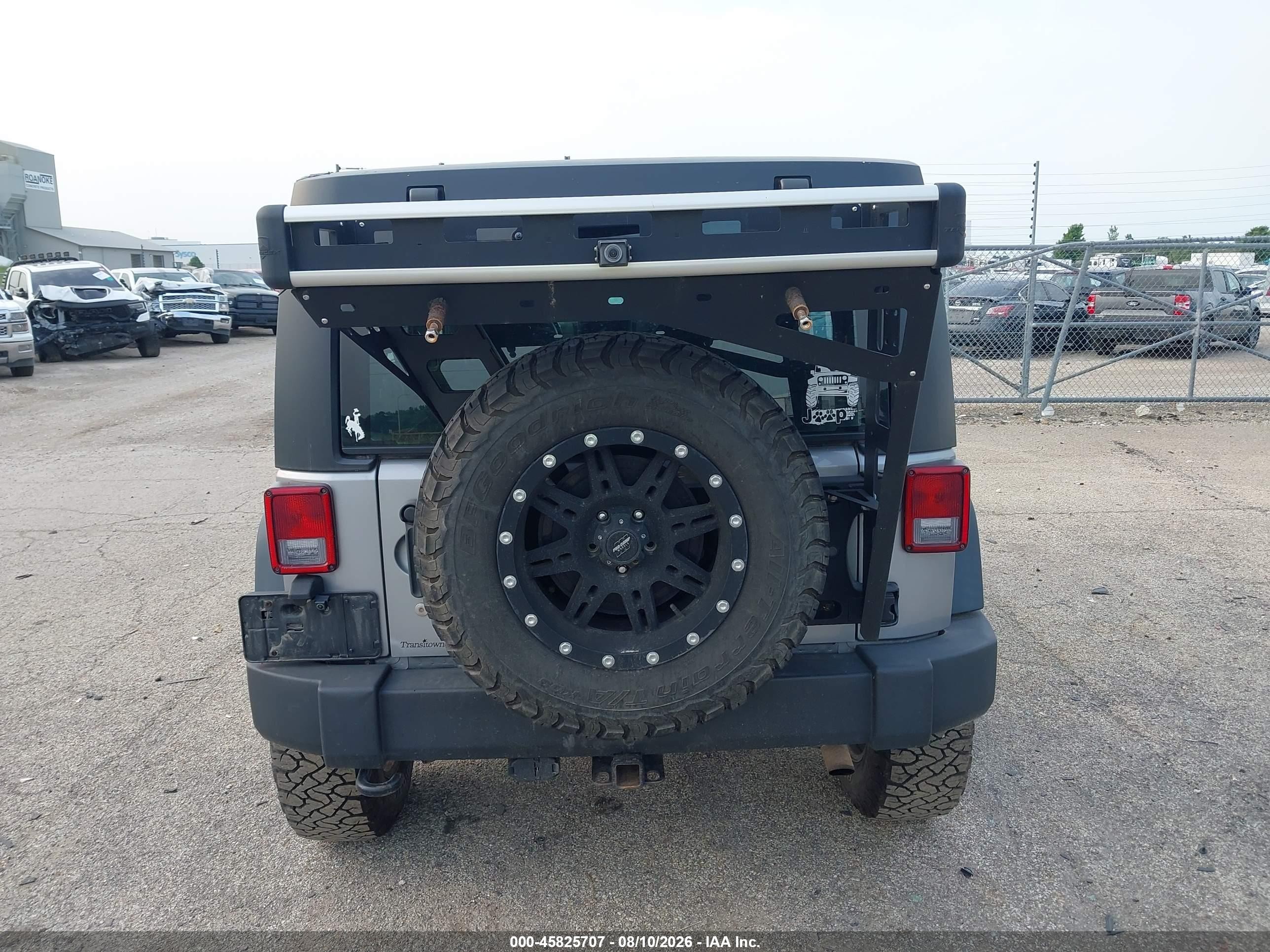 2014 Jeep Wrangler Unlimited Sport Silver vin: 1C4BJWDG4EL112001