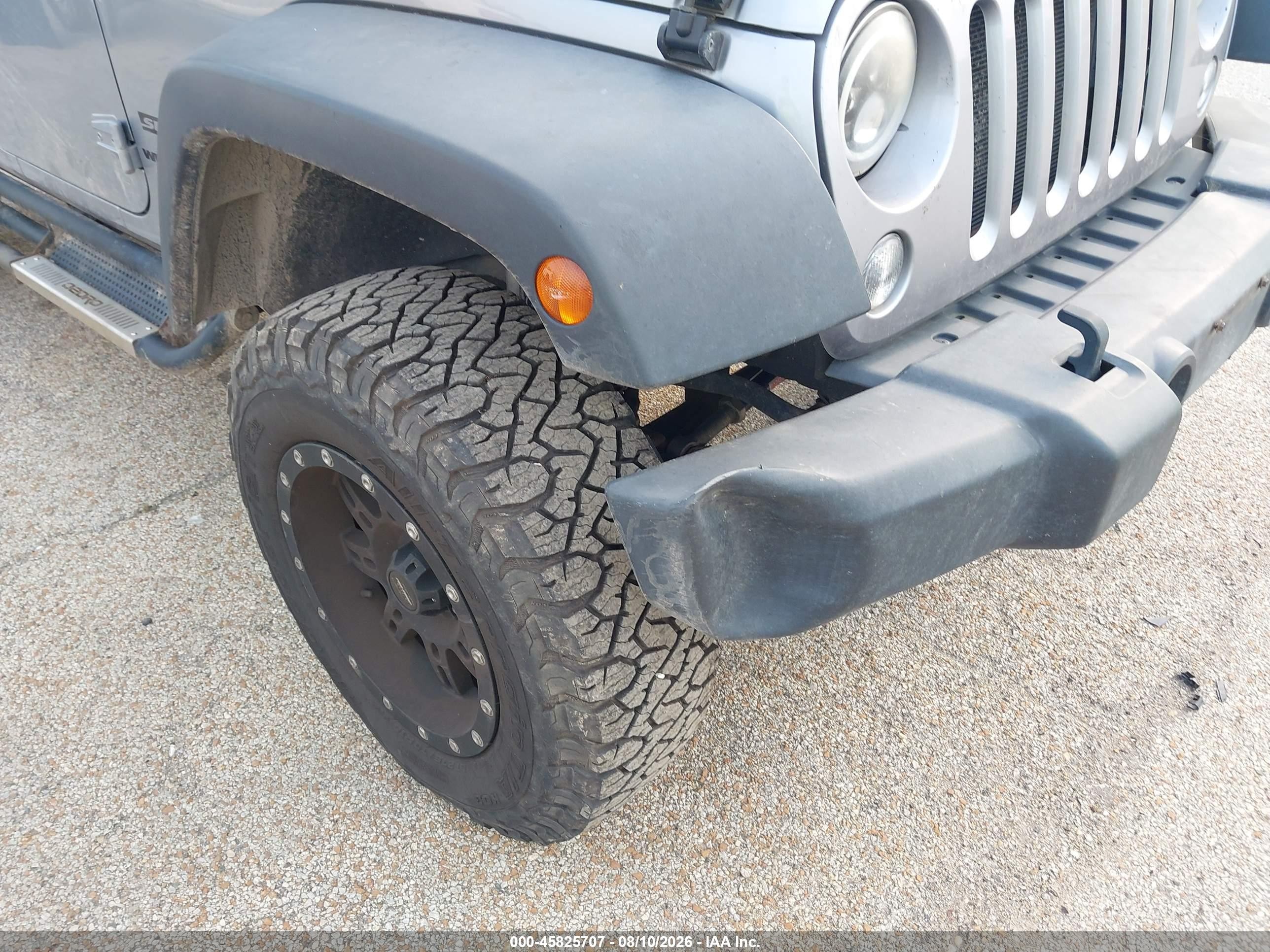 2014 Jeep Wrangler Unlimited Sport Silver vin: 1C4BJWDG4EL112001