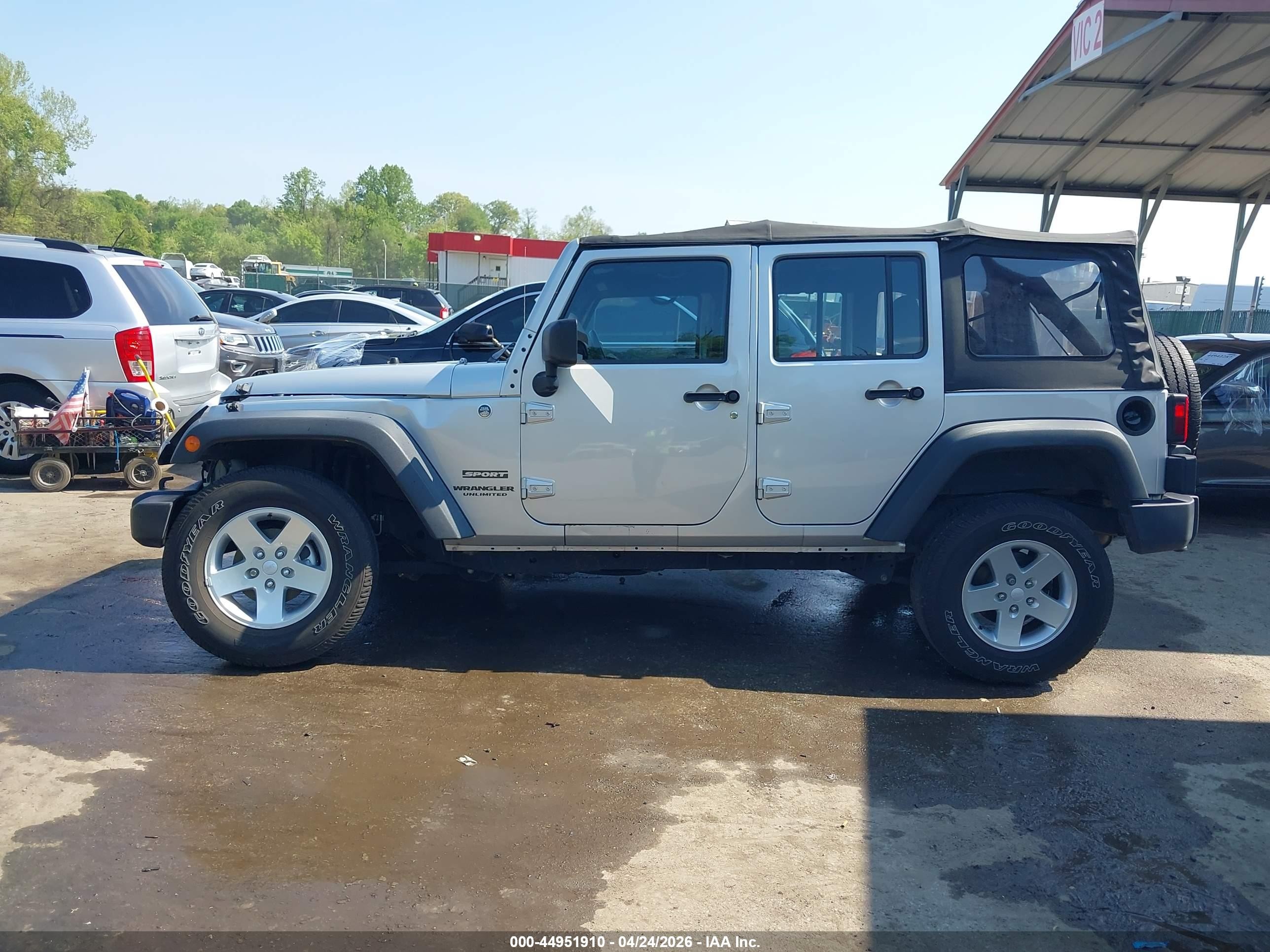 2012 Jeep Wrangler Unlimited Sport Silver vin: 1C4BJWDG5CL178781