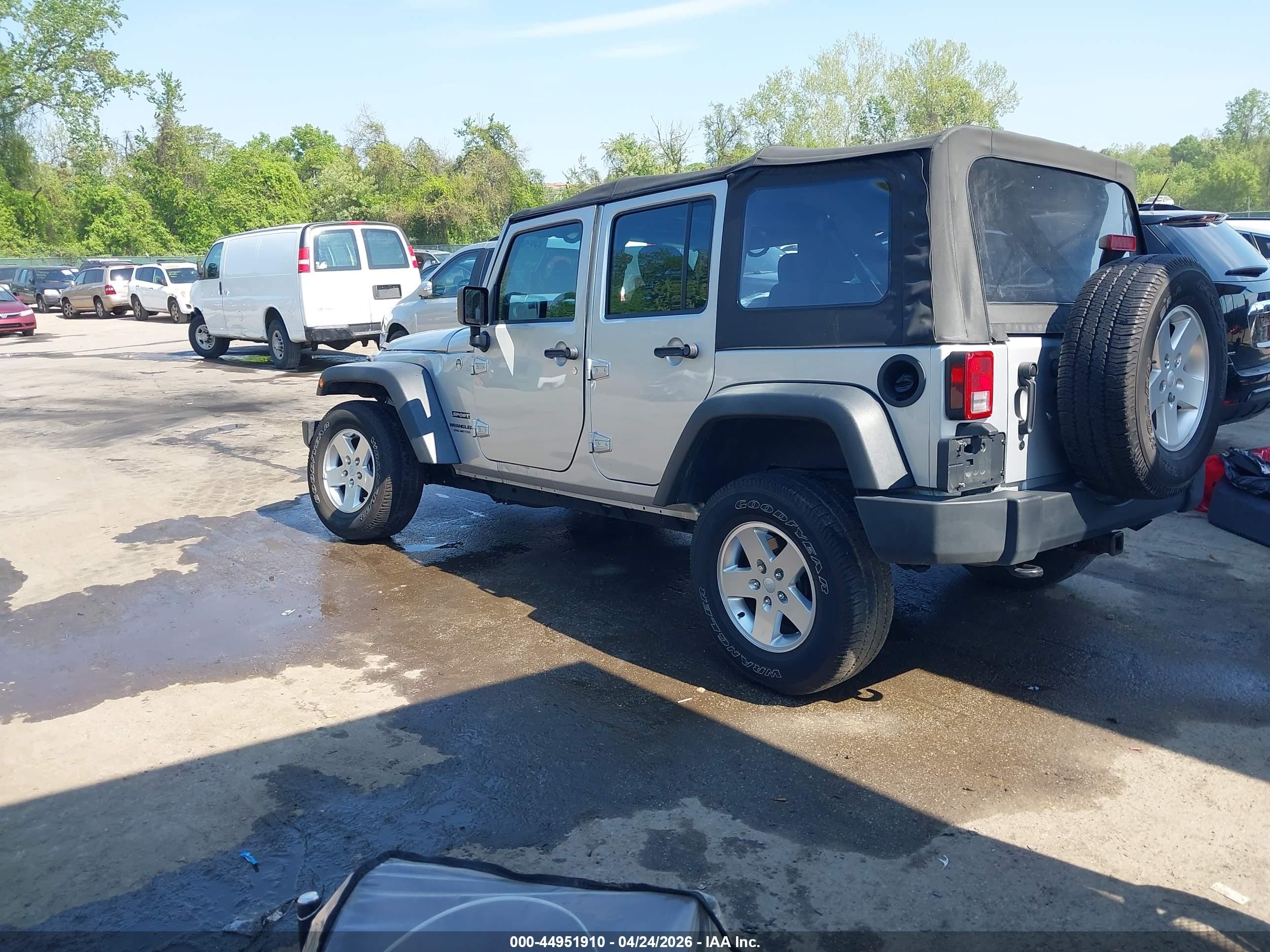 2012 Jeep Wrangler Unlimited Sport Silver vin: 1C4BJWDG5CL178781