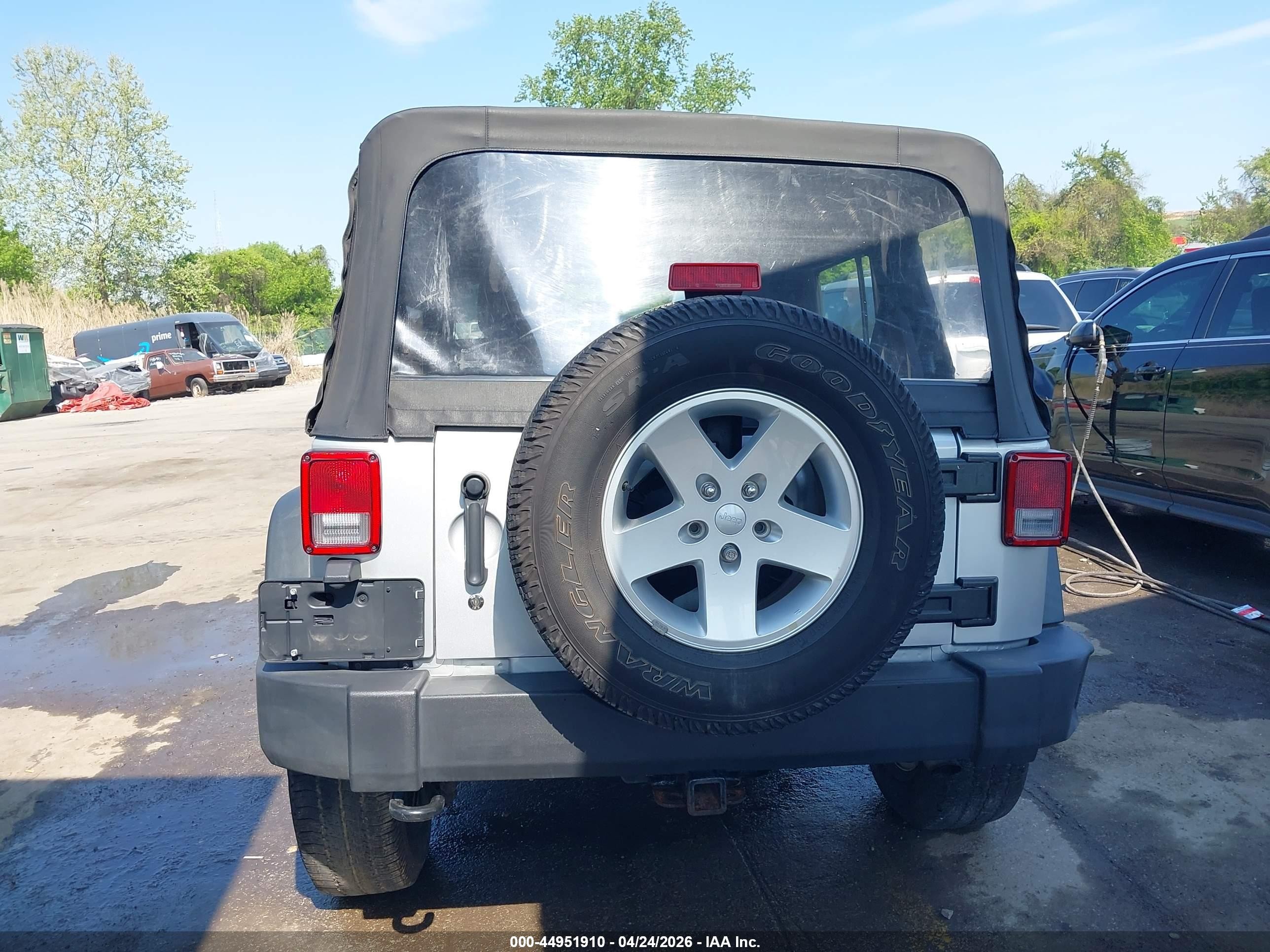 2012 Jeep Wrangler Unlimited Sport Silver vin: 1C4BJWDG5CL178781