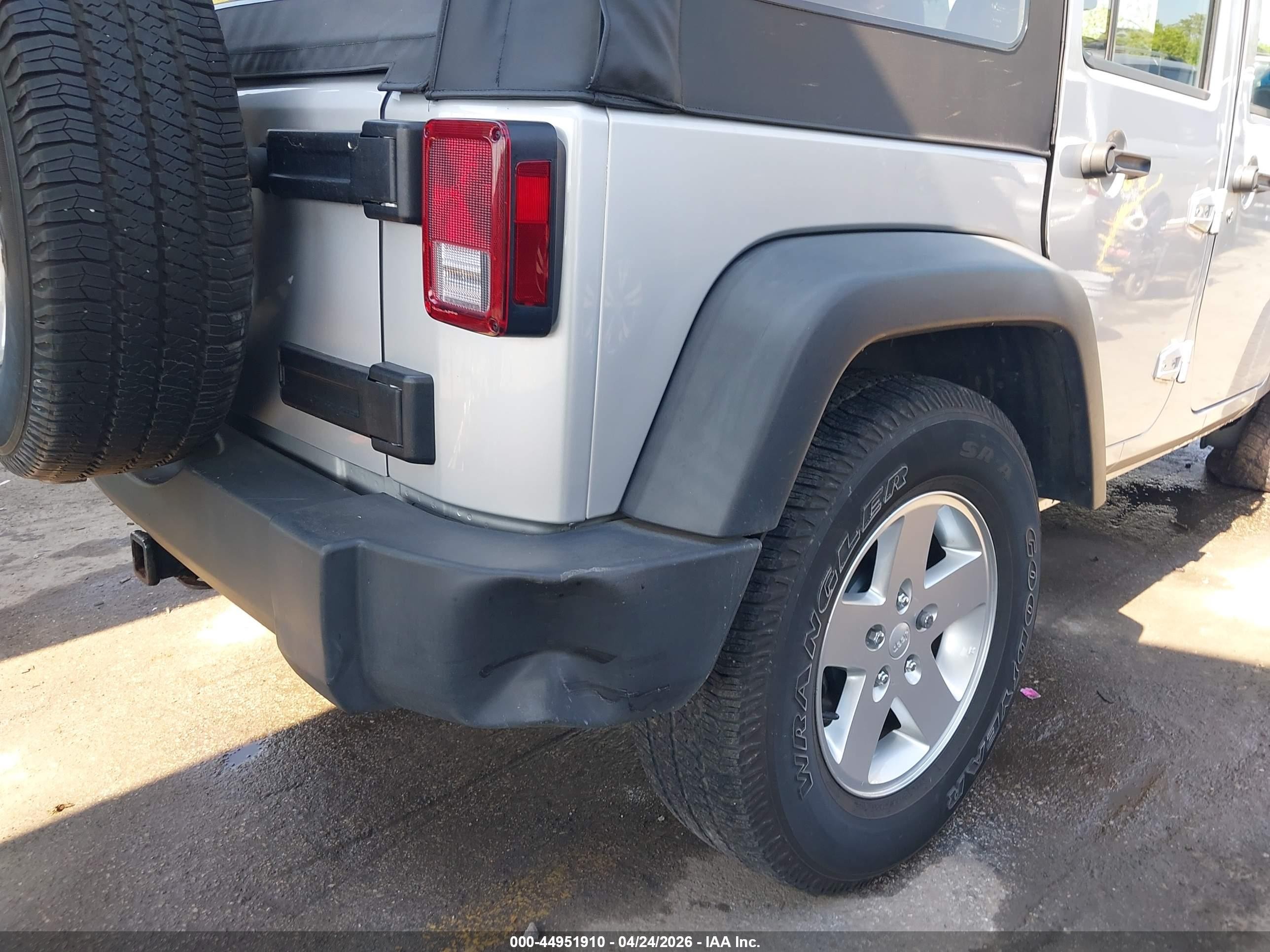 2012 Jeep Wrangler Unlimited Sport Silver vin: 1C4BJWDG5CL178781