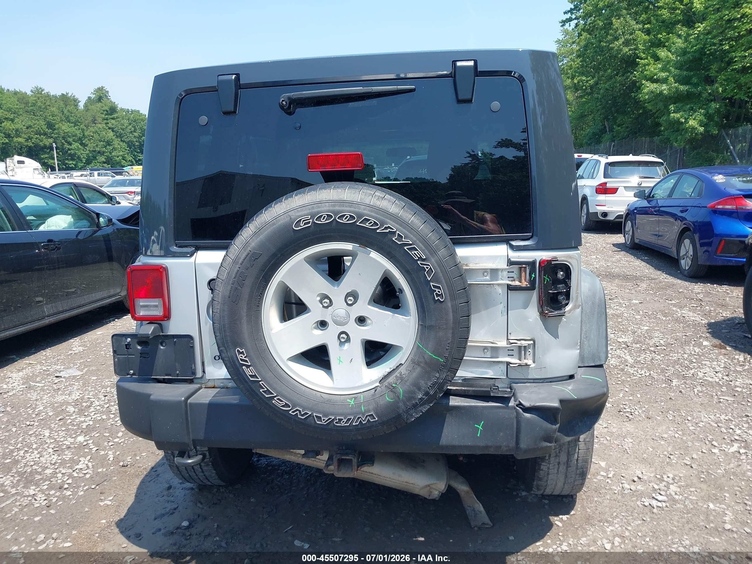 2012 Jeep Wrangler Unlimited Sport Silver vin: 1C4BJWDG5CL181745
