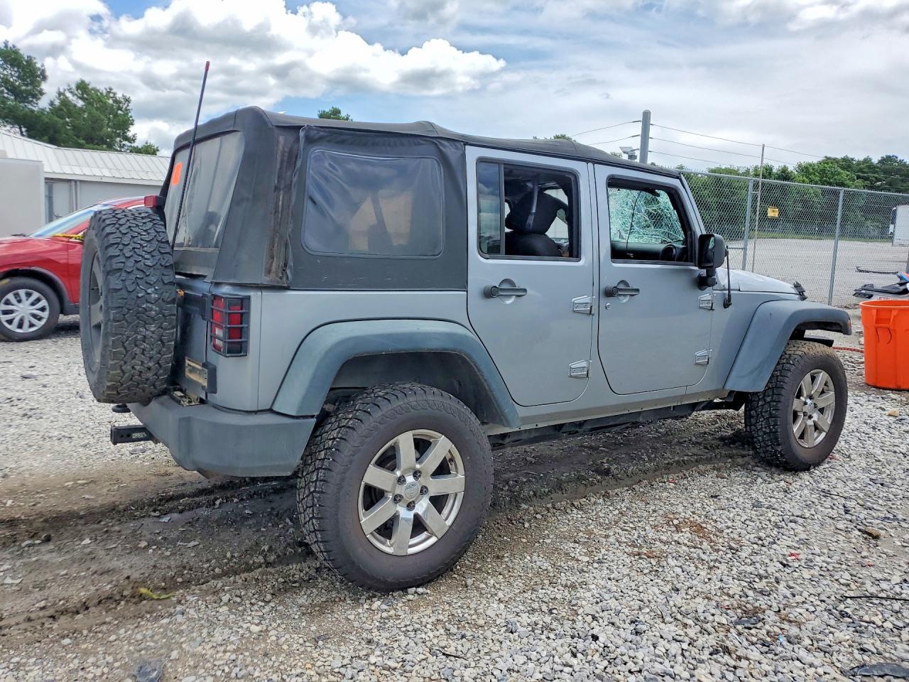 2013 Jeep Wrangler Unlimited Sport Silver vin: 1C4BJWDG5DL589552