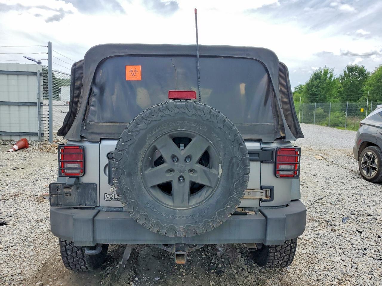 2013 Jeep Wrangler Unlimited Sport Silver vin: 1C4BJWDG5DL589552
