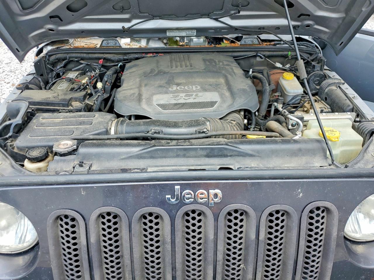 2013 Jeep Wrangler Unlimited Sport Silver vin: 1C4BJWDG5DL589552