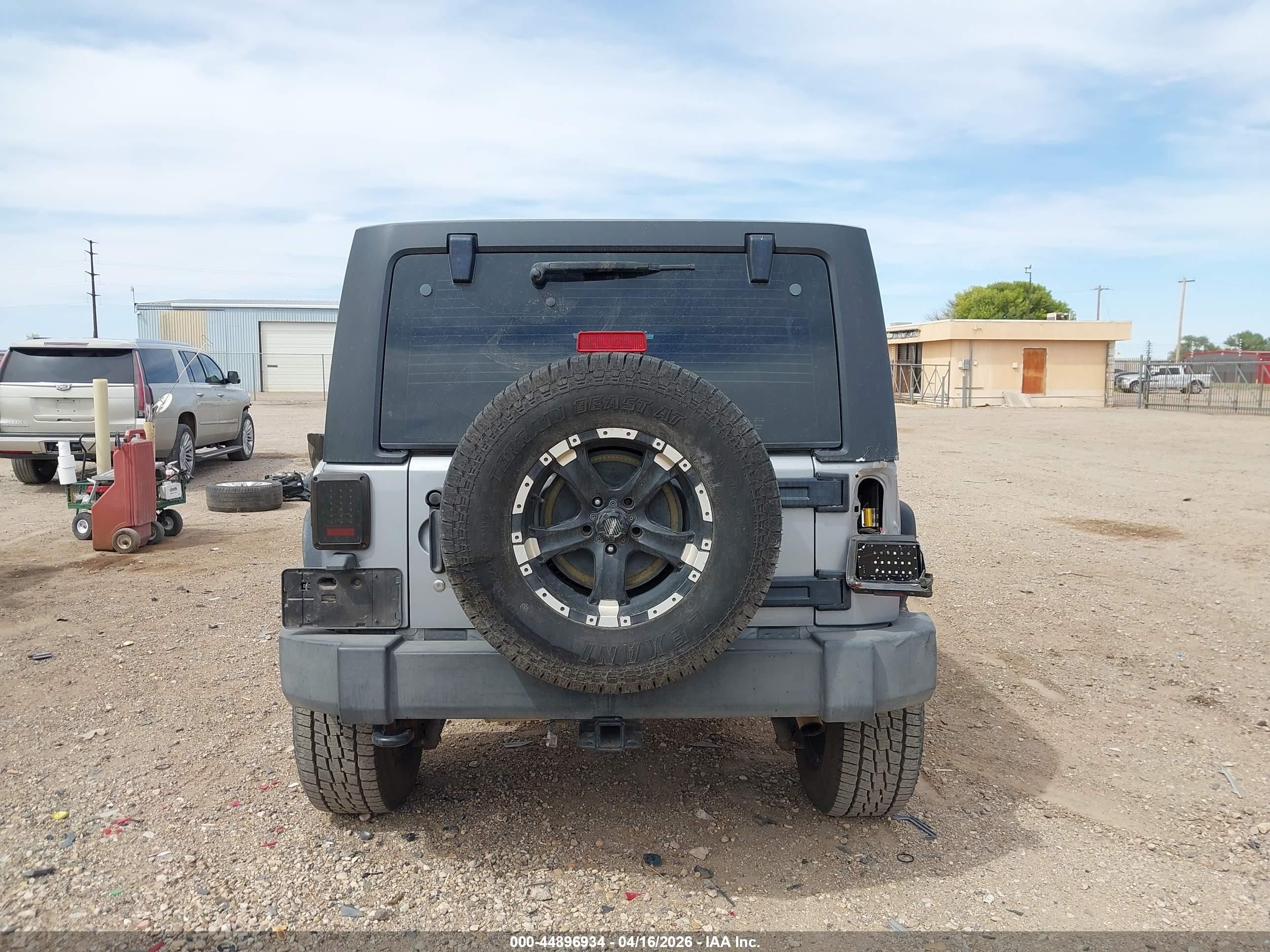 2014 Jeep Wrangler Unlimited Sport Gray vin: 1C4BJWDG5EL163569