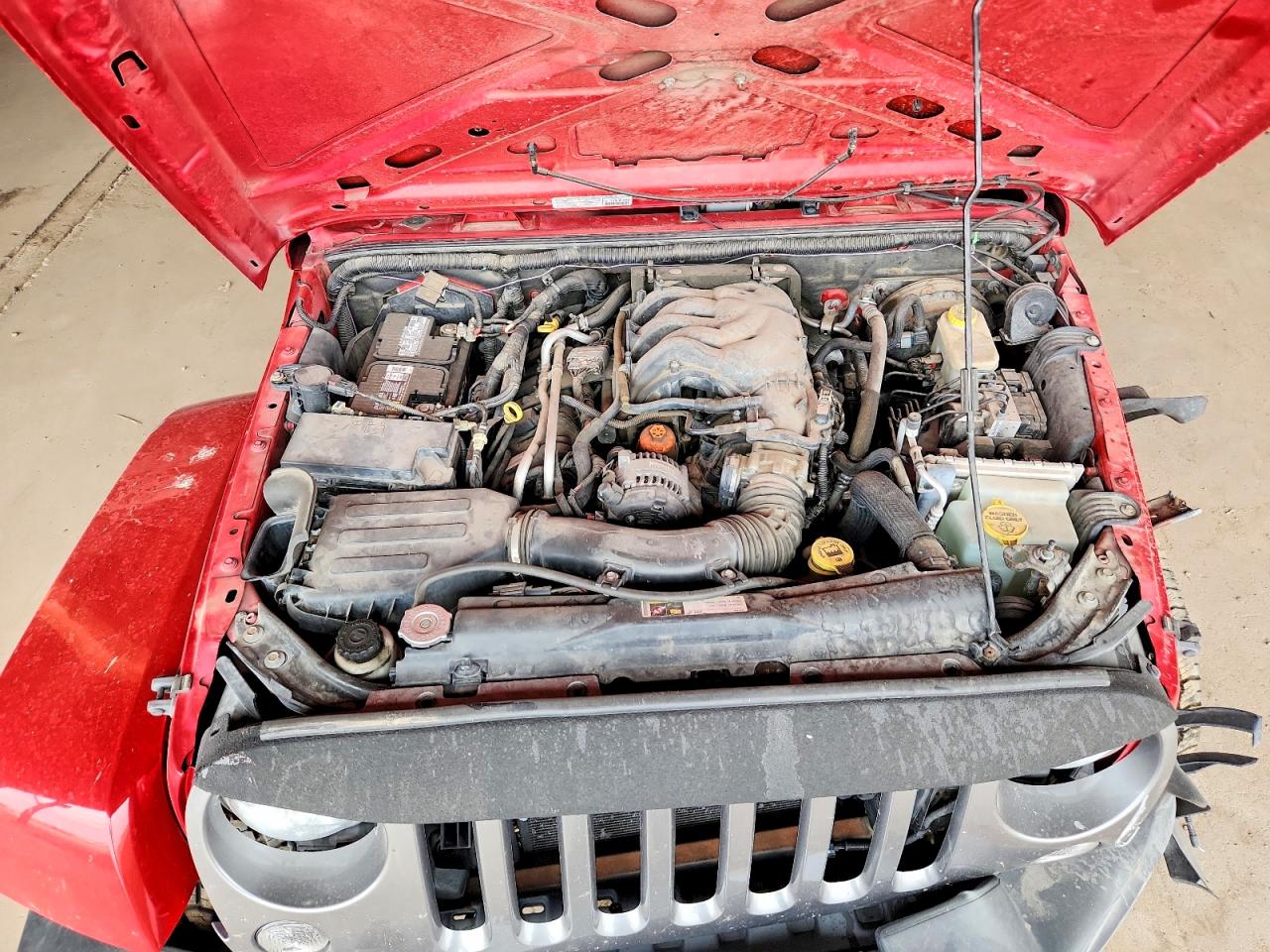 2014 Jeep Wrangler Unlimited Sport Red vin: 1C4BJWDG5EL216173