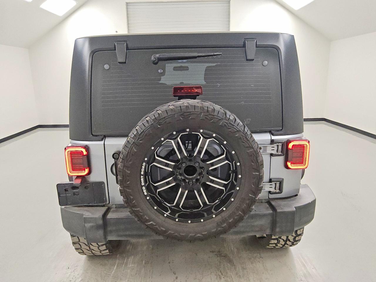 2015 Jeep Wrangler Unlimited Sport Silver vin: 1C4BJWDG5FL505104