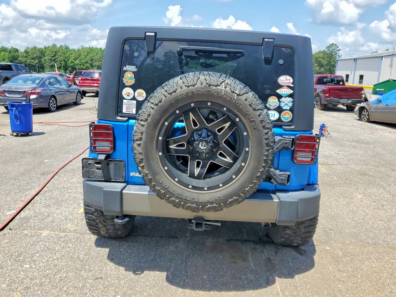2015 Jeep Wrangler Unlimited Sport Blue vin: 1C4BJWDG5FL612377