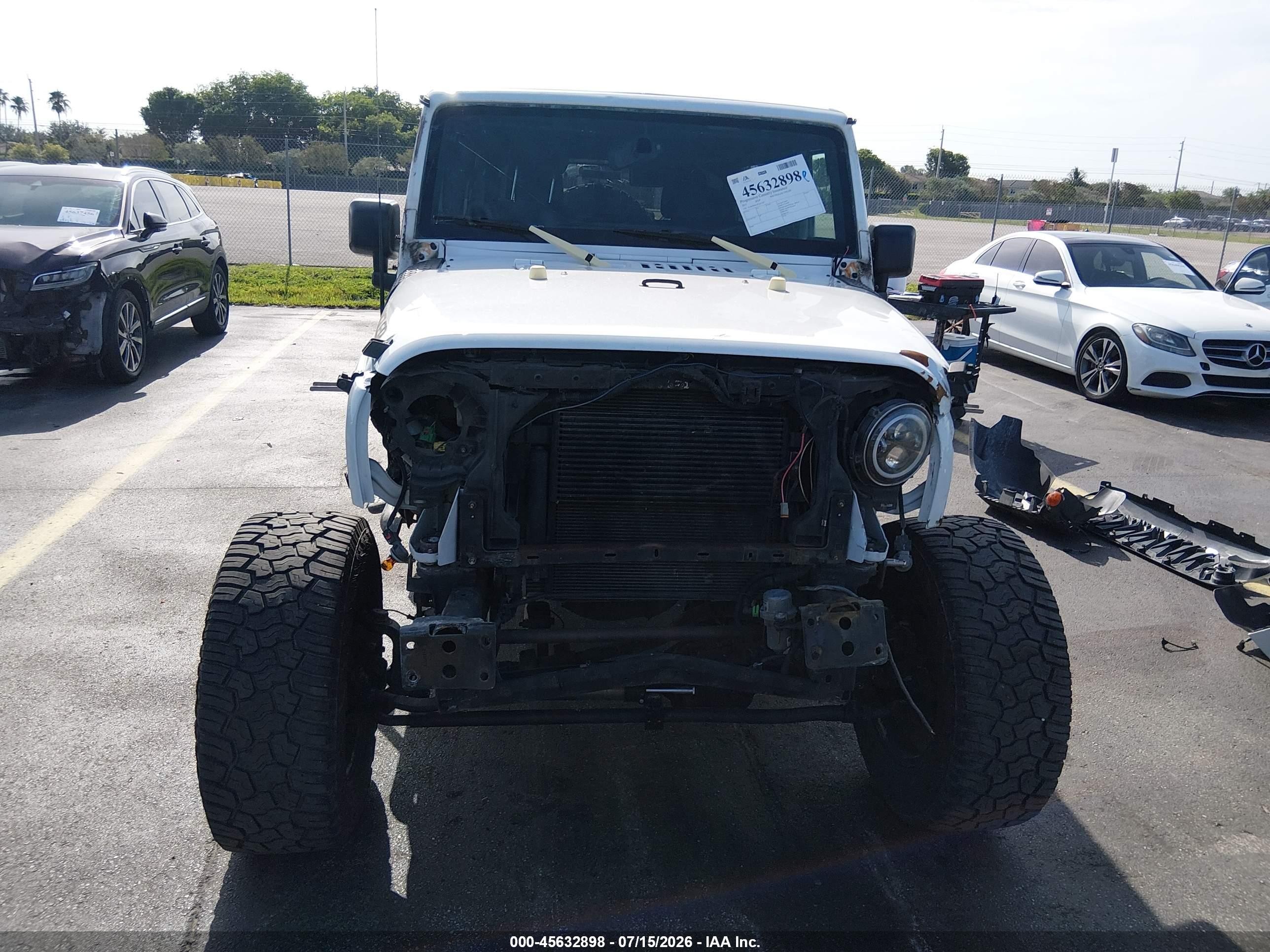 2015 Jeep Wrangler Unlimited Sport White vin: 1C4BJWDG5FL665385