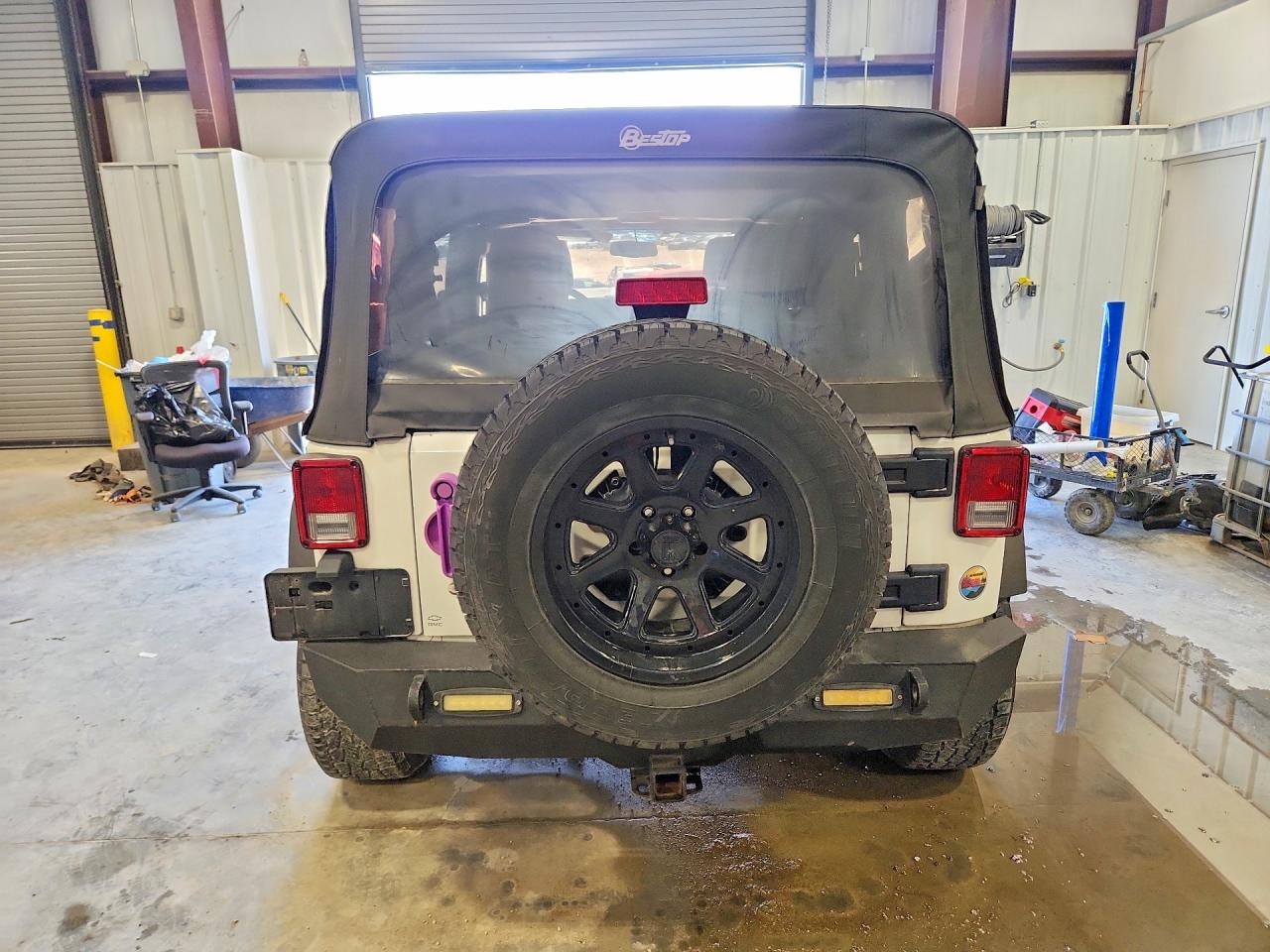 2014 Jeep Wrangler Unlimited Sport White vin: 1C4BJWDG6EL113215