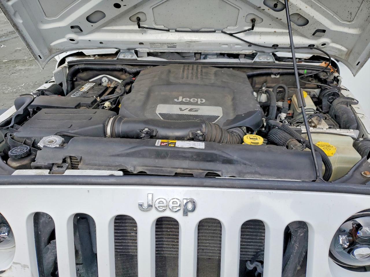2014 Jeep Wrangler Unlimited Sport White vin: 1C4BJWDG6EL295207