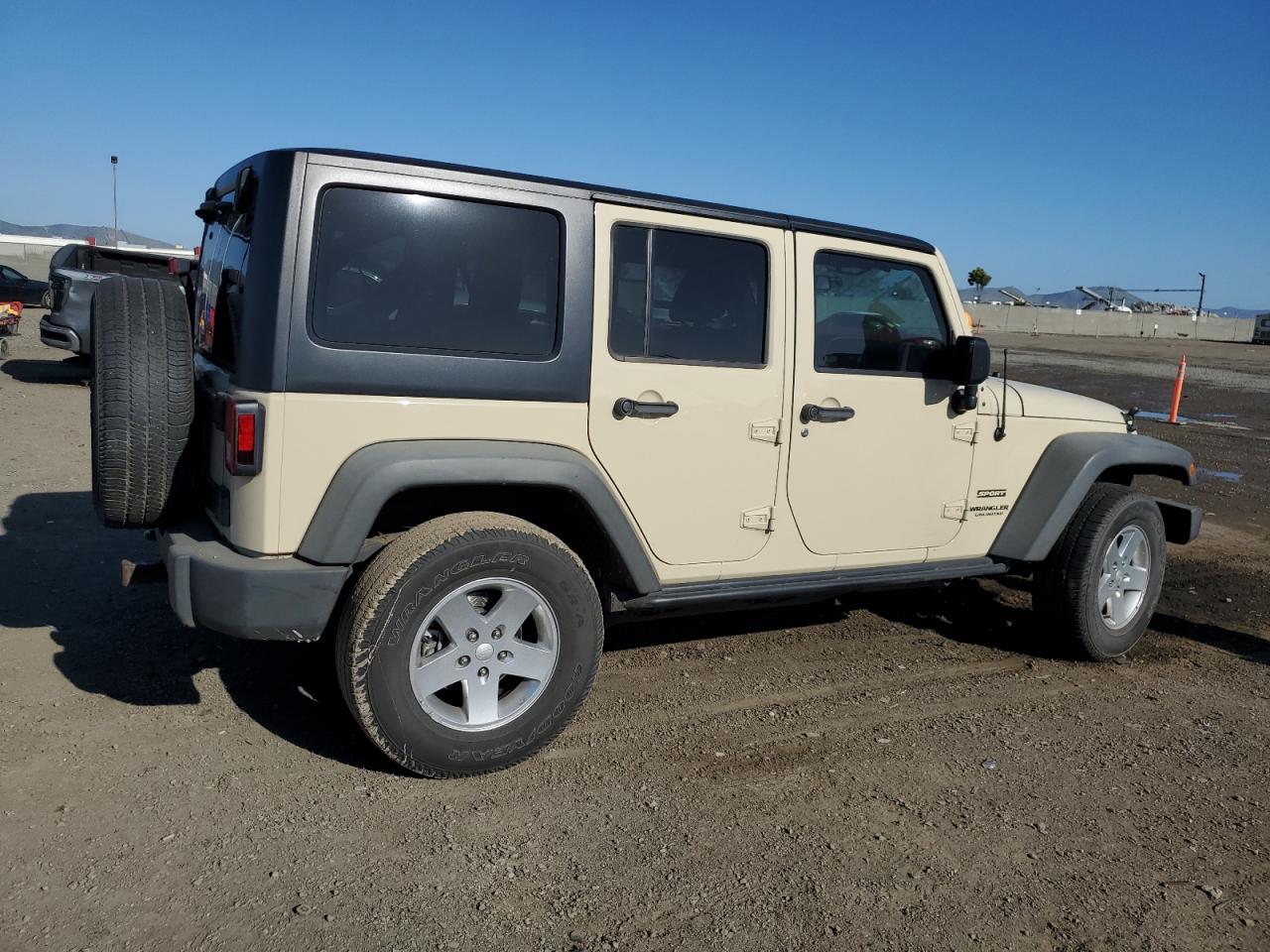 2012 Jeep Wrangler Unlimited Sport Cream vin: 1C4BJWDG7CL103001