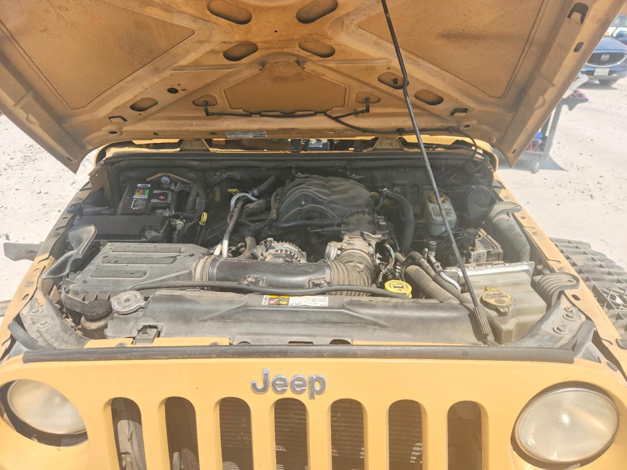 2013 Jeep Wrangler Unlimited Sport Tan vin: 1C4BJWDG7DL666826
