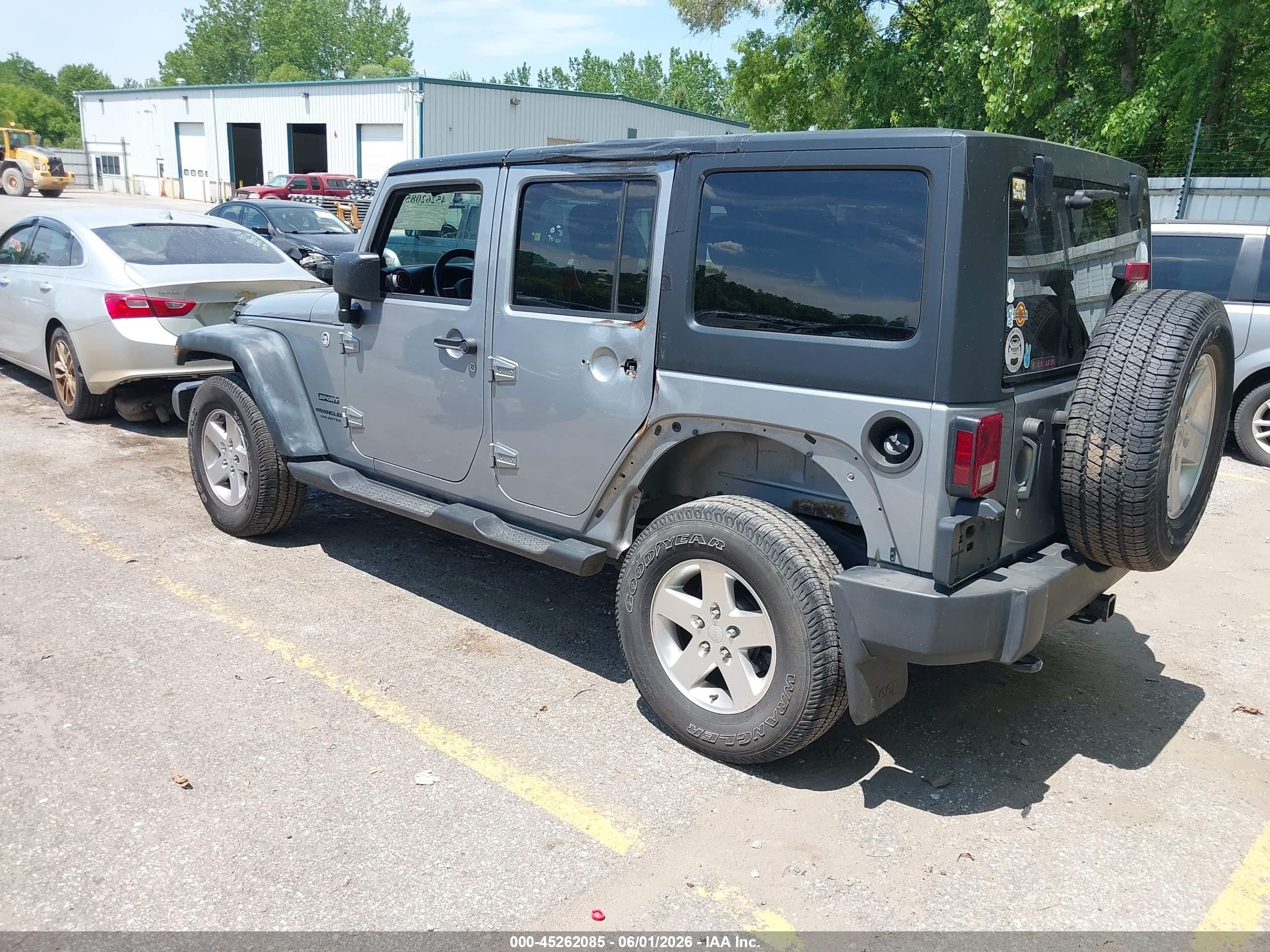 2014 Jeep Wrangler Unlimited Sport Silver vin: 1C4BJWDG7EL103437