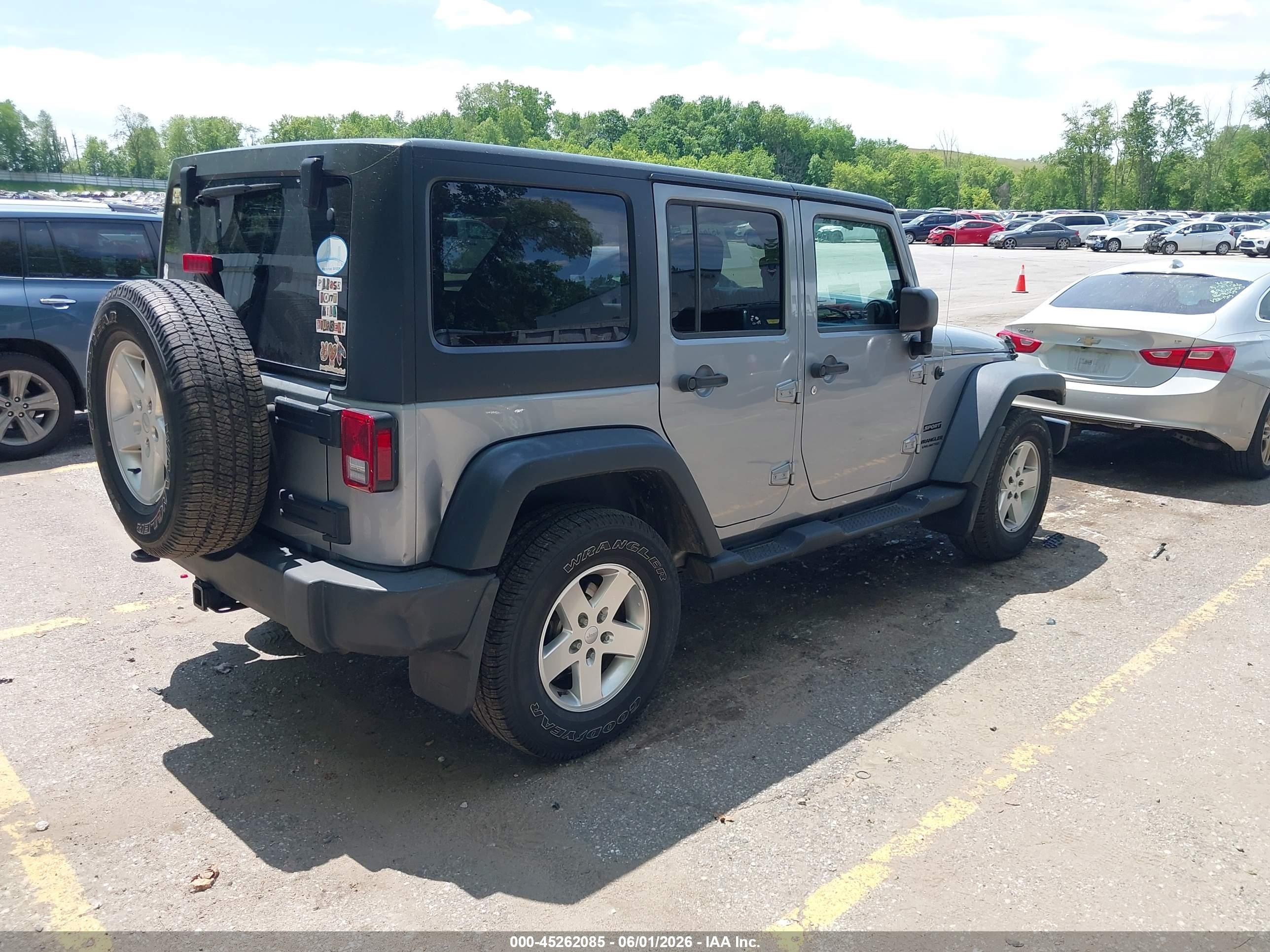 2014 Jeep Wrangler Unlimited Sport Silver vin: 1C4BJWDG7EL103437