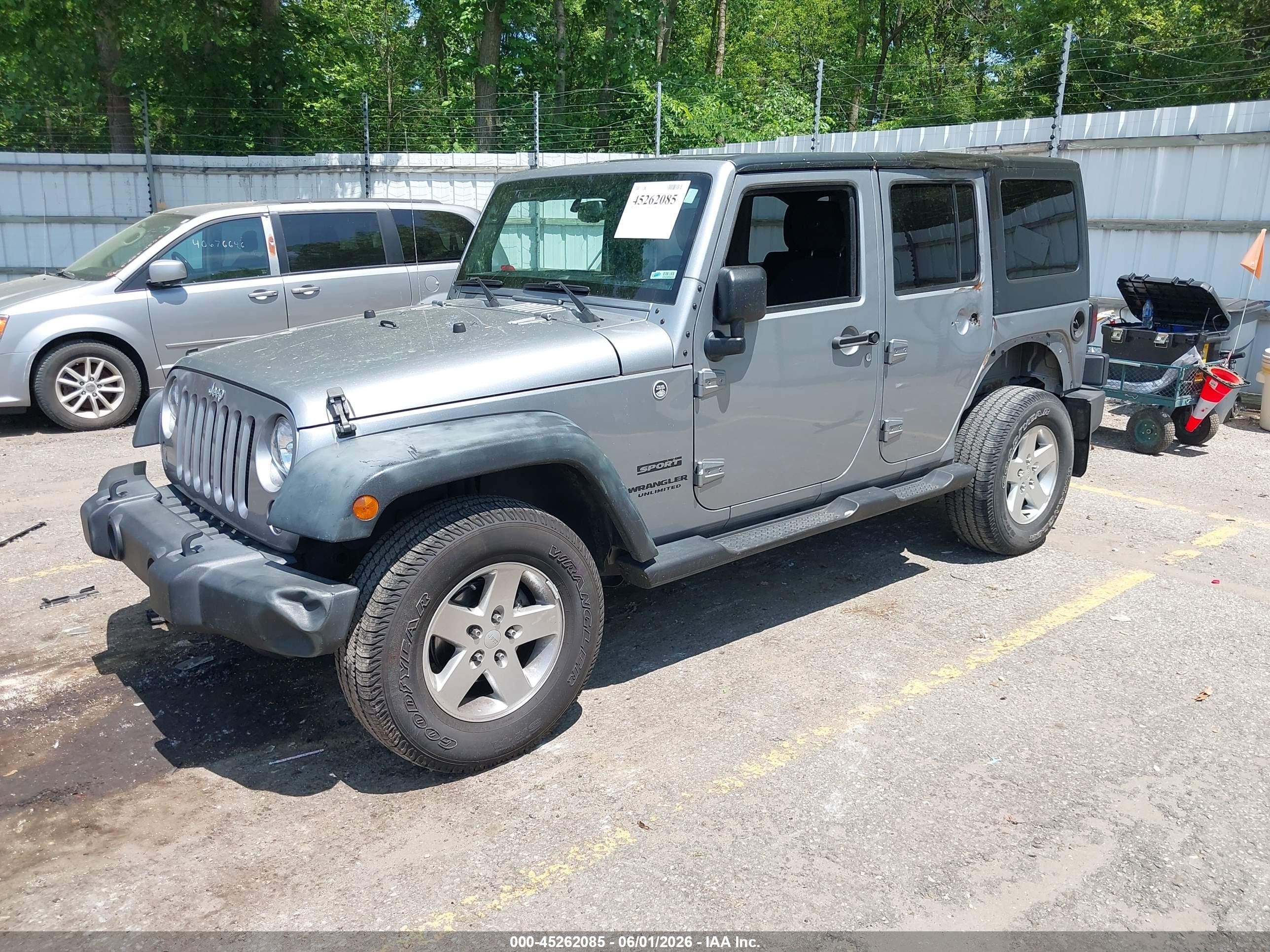 2014 Jeep Wrangler Unlimited Sport Silver vin: 1C4BJWDG7EL103437